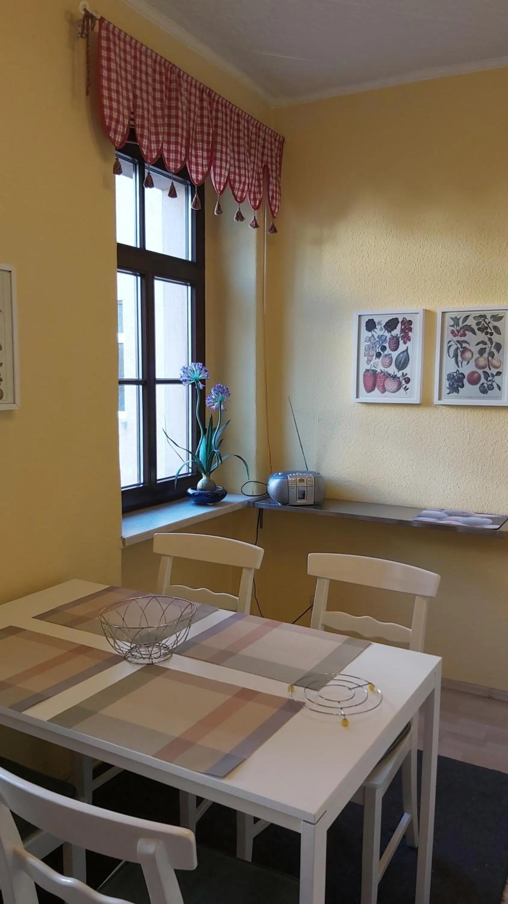 Dining area in City-Ferienwohnungen-Dresden - zentral gelegen im Haus Louisenstrasse 11 - Dresden-Neustadt