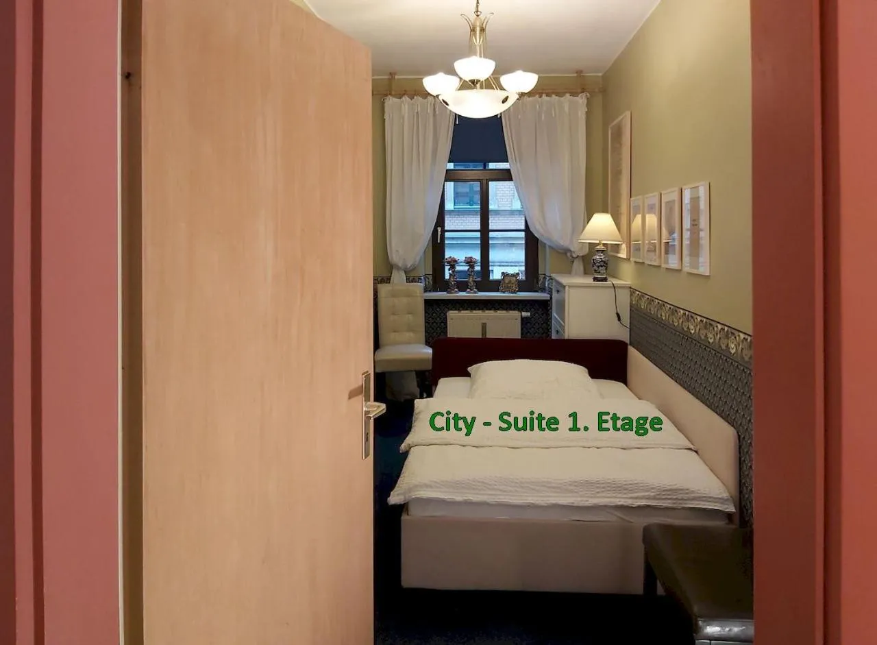 Bedroom, Bed in City-Ferienwohnungen-Dresden - zentral gelegen im Haus Louisenstrasse 11 - Dresden-Neustadt