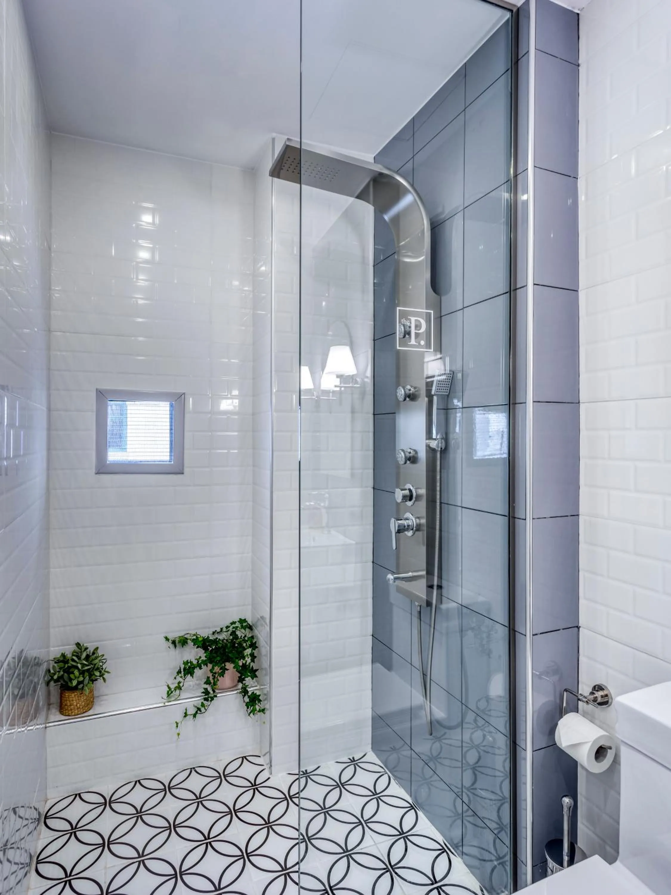 Shower in The Pinnacle Athens