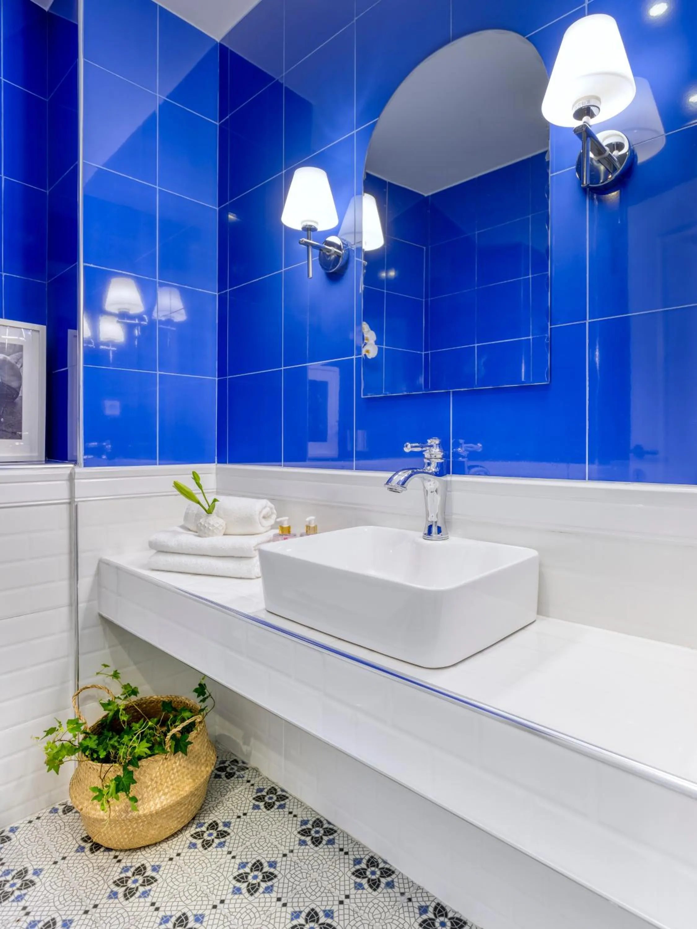 Bathroom in The Pinnacle Athens