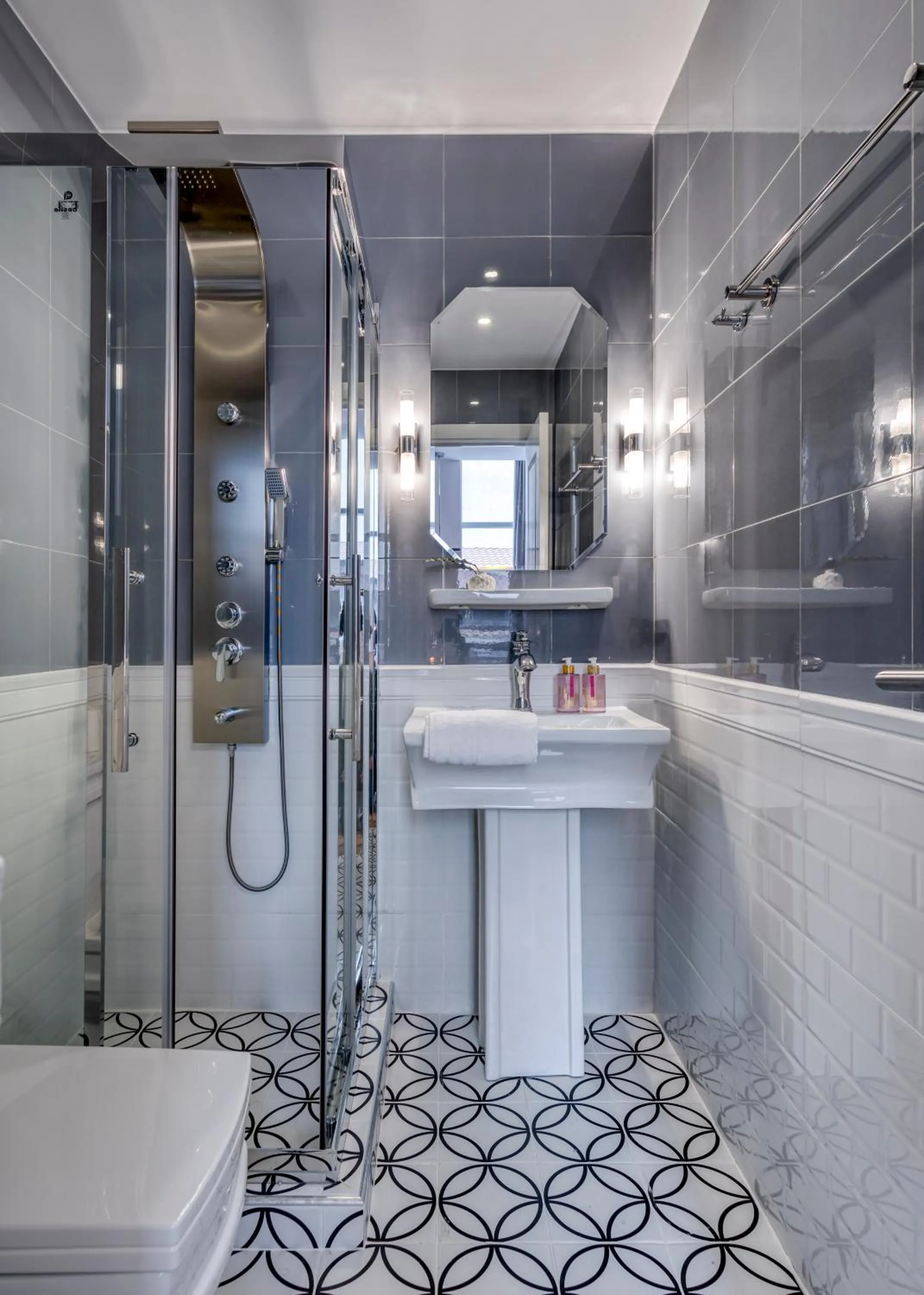 Shower in The Pinnacle Athens