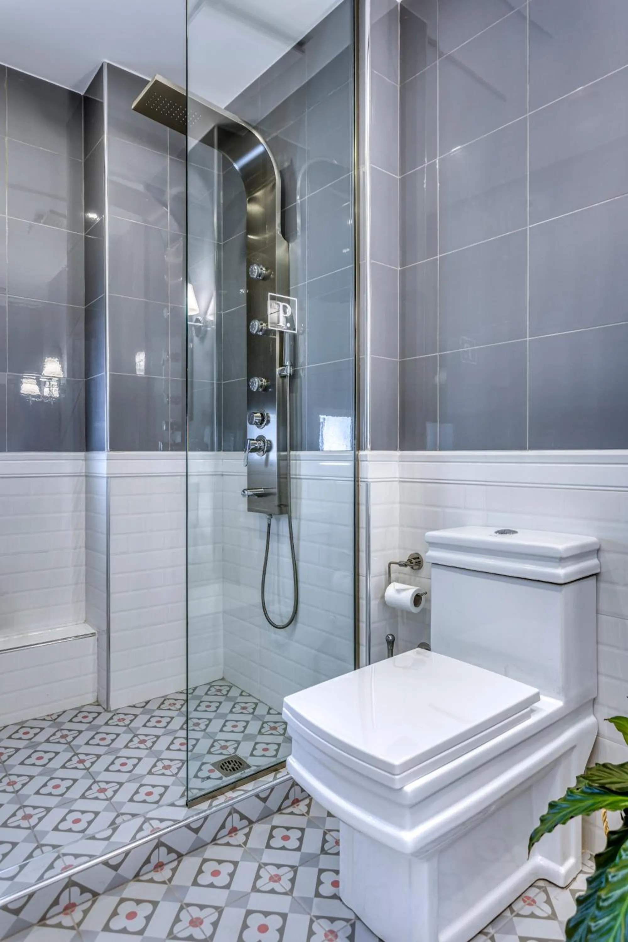 Shower in The Pinnacle Athens