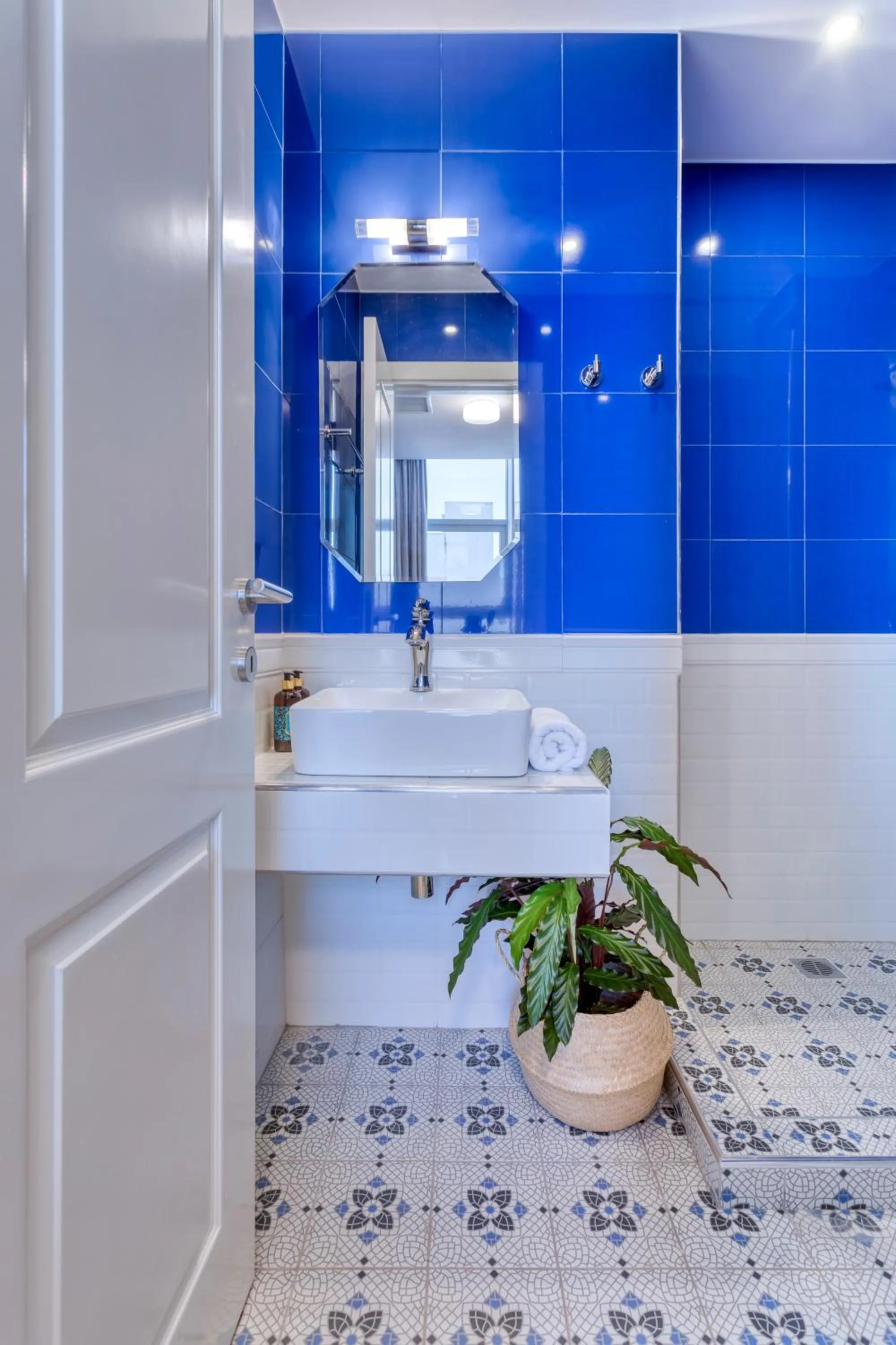 Bathroom in The Pinnacle Athens