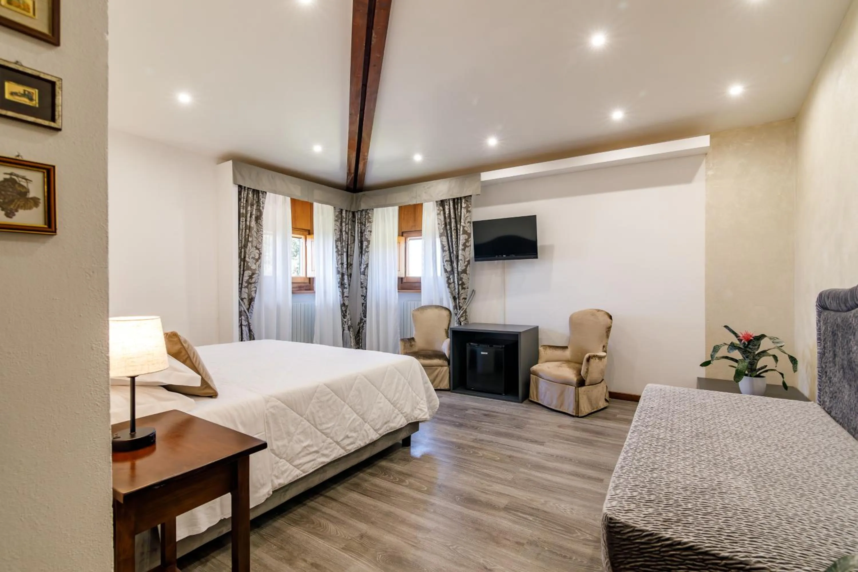 Photo of the whole room, Bed in Agriturismo Villa Godenano - Pool&Restaurant