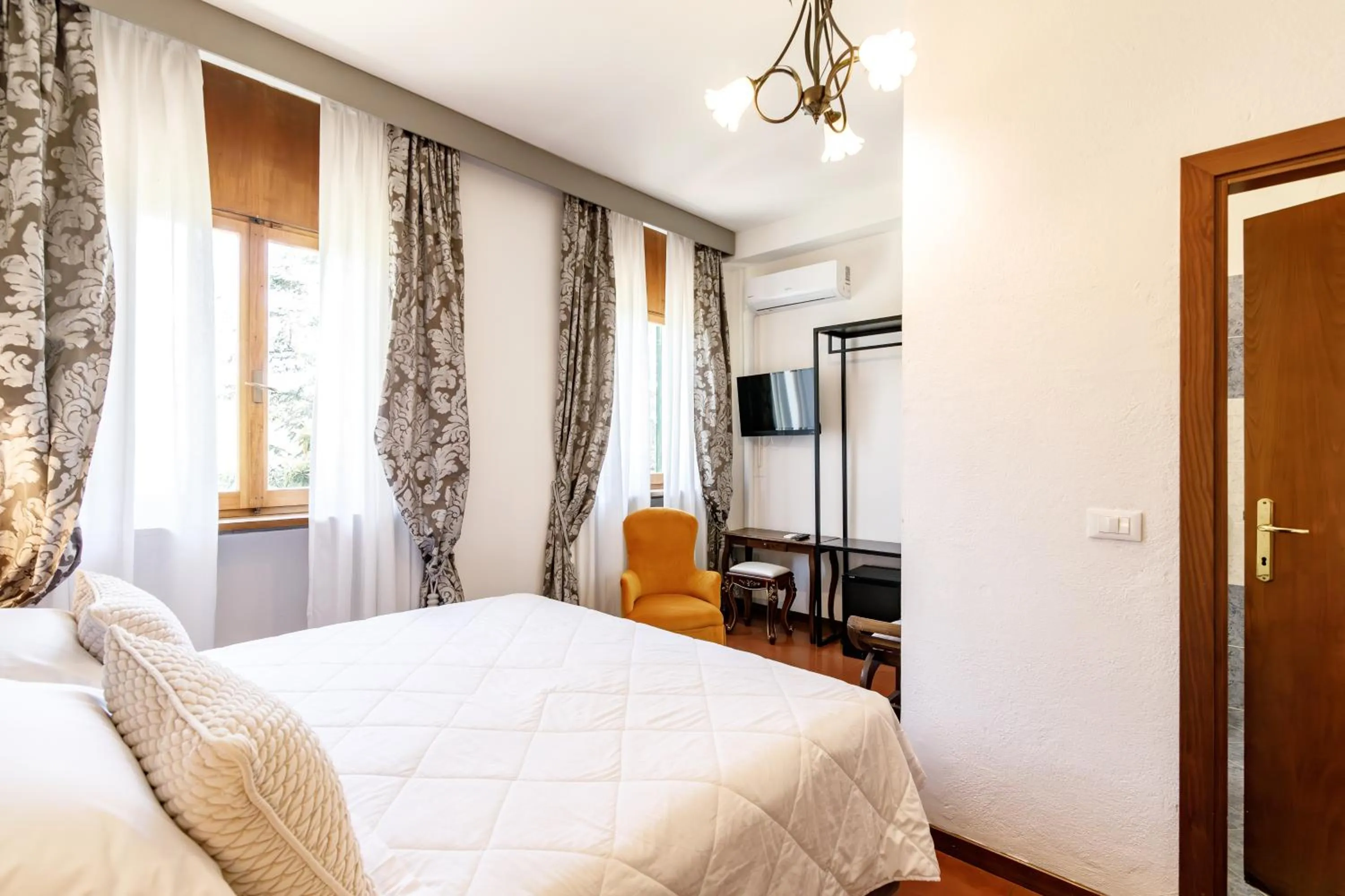 TV and multimedia, Bed in Agriturismo Villa Godenano - Pool&Restaurant