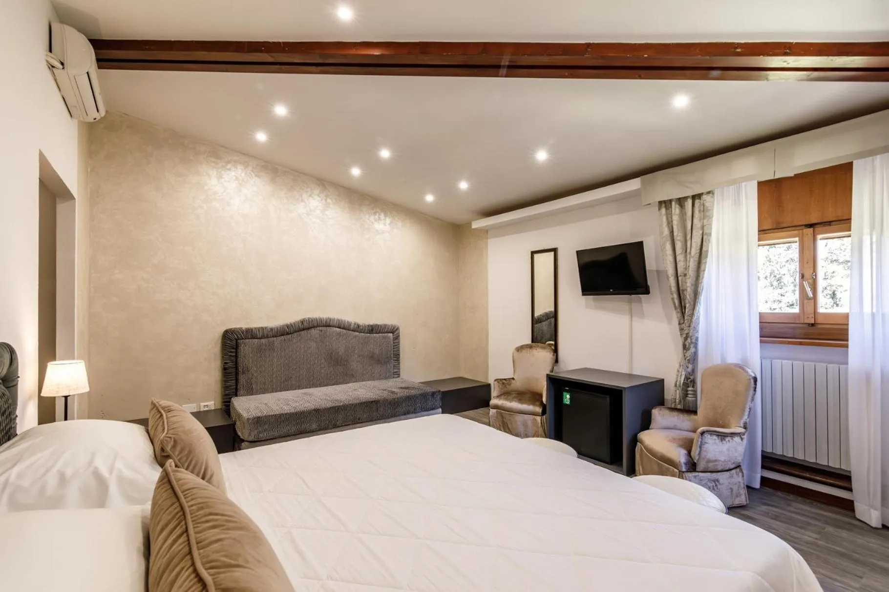 Photo of the whole room, Bed in Agriturismo Villa Godenano - Pool&Restaurant