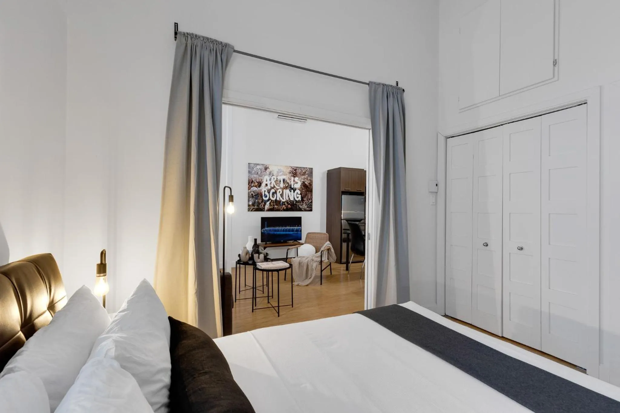 Communal lounge/ TV room, Bed in LiV MTL Main