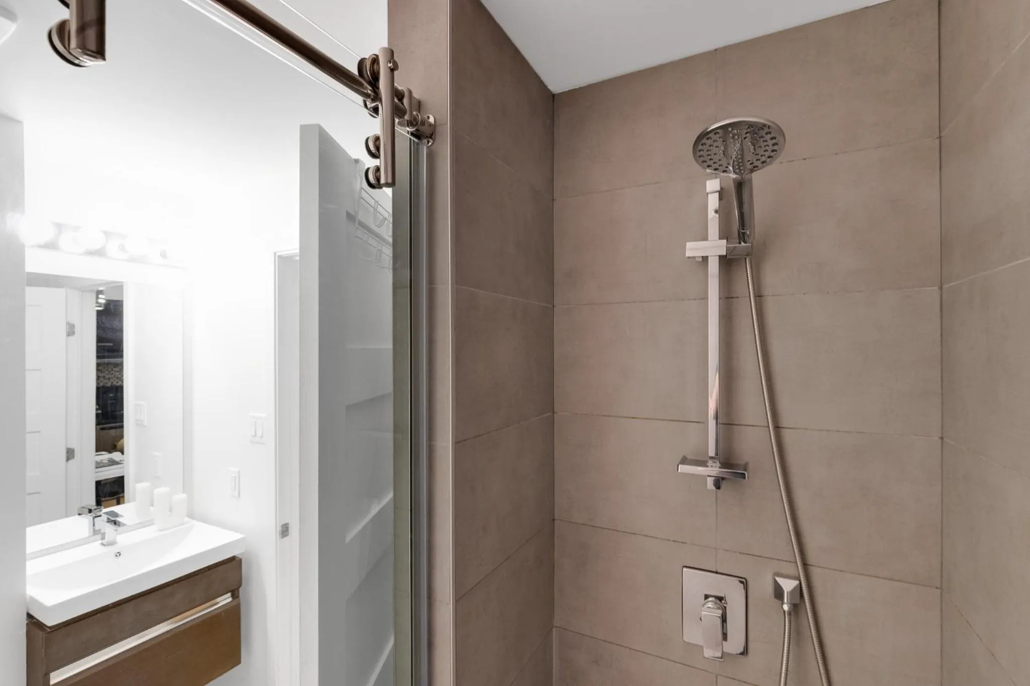 Shower in LiV MTL Main