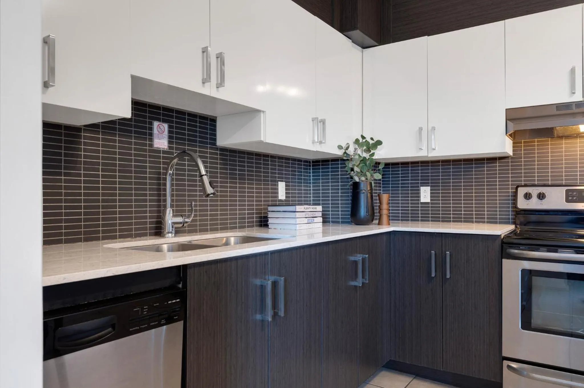 Kitchen or kitchenette in LiV MTL Chic