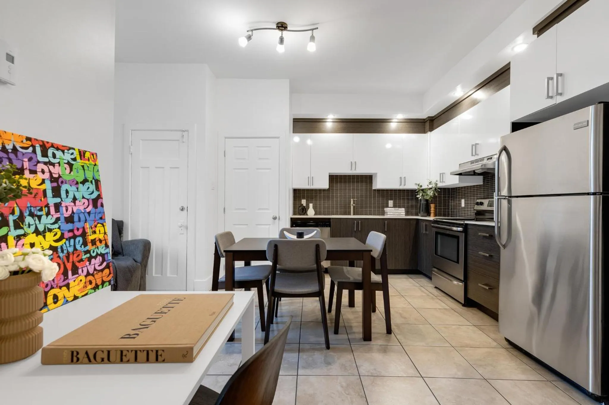 Kitchen or kitchenette in LiV MTL Chic