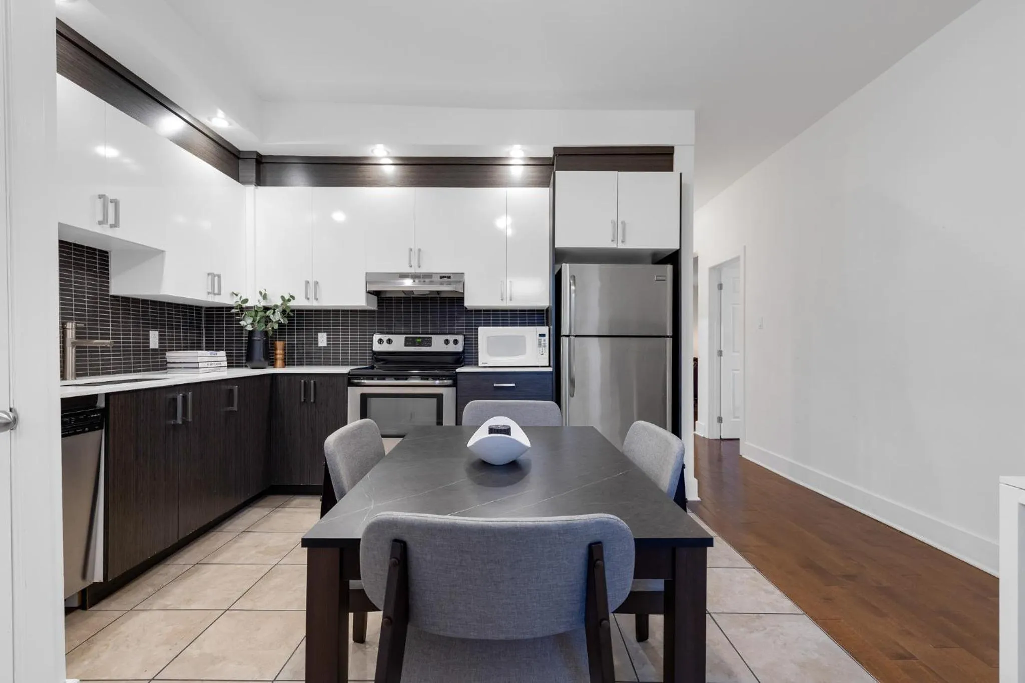 Kitchen or kitchenette in LiV MTL Chic