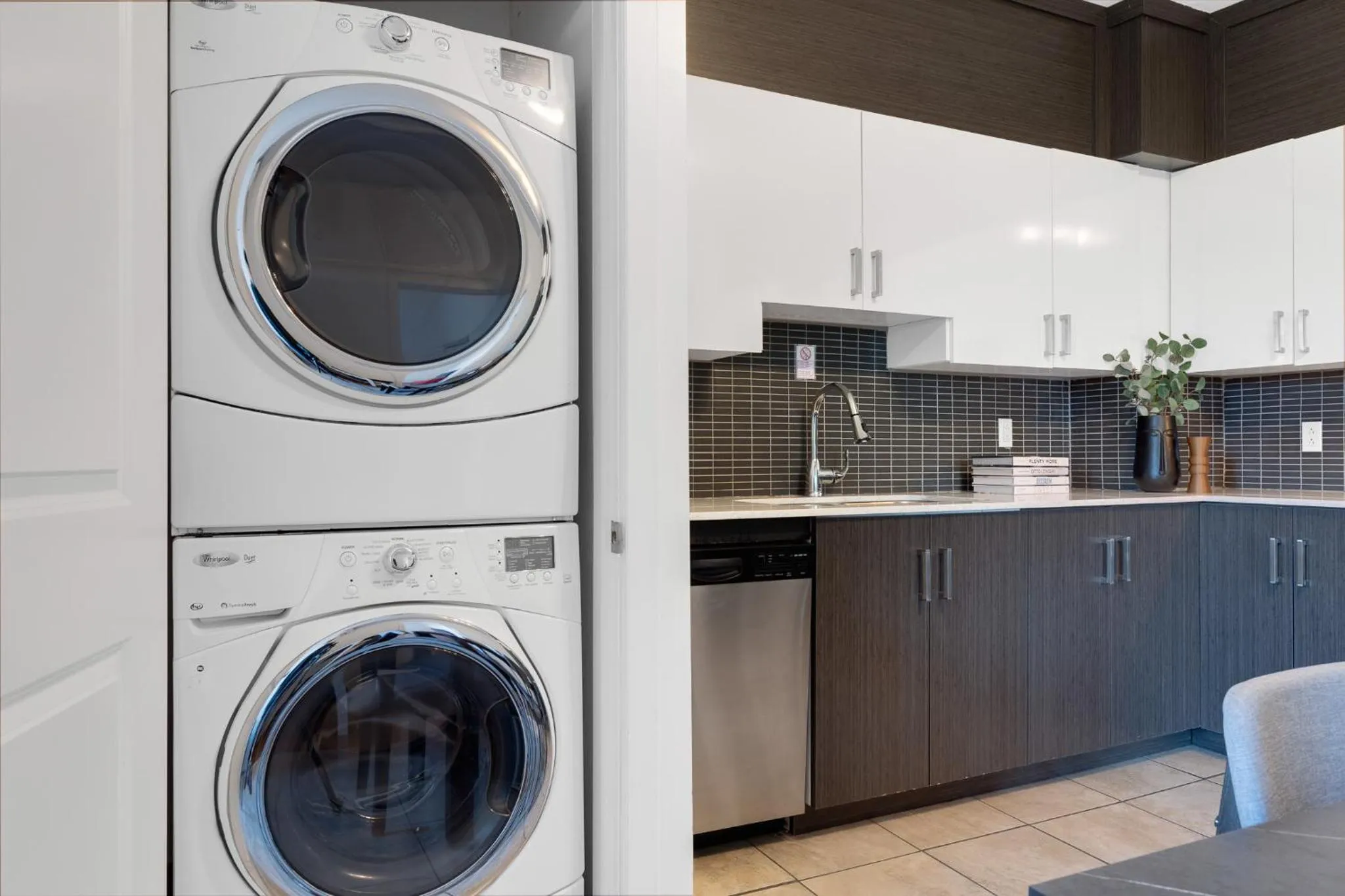 Kitchen or kitchenette in LiV MTL Chic