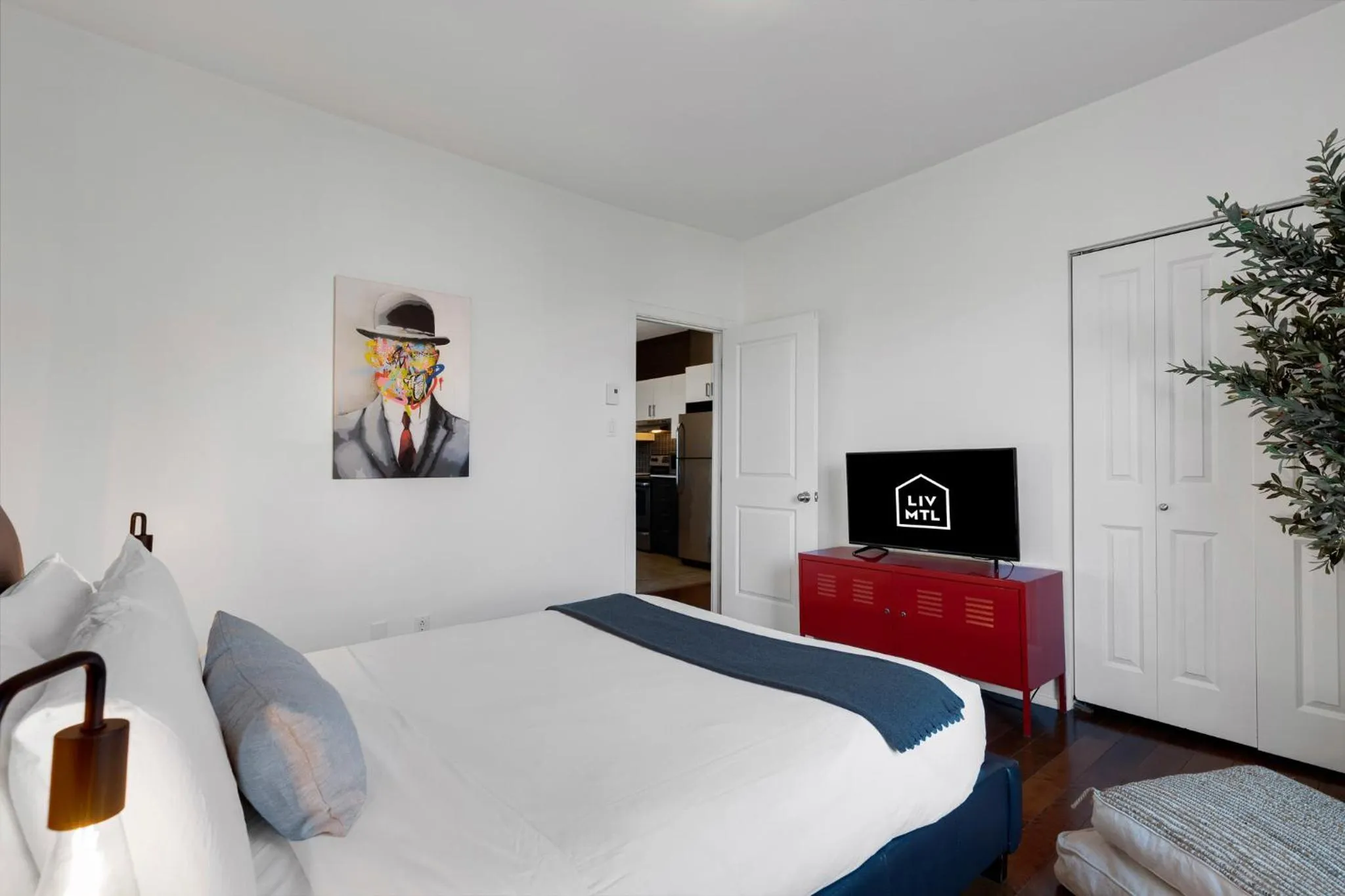 Communal lounge/ TV room, Bed in LiV MTL Chic