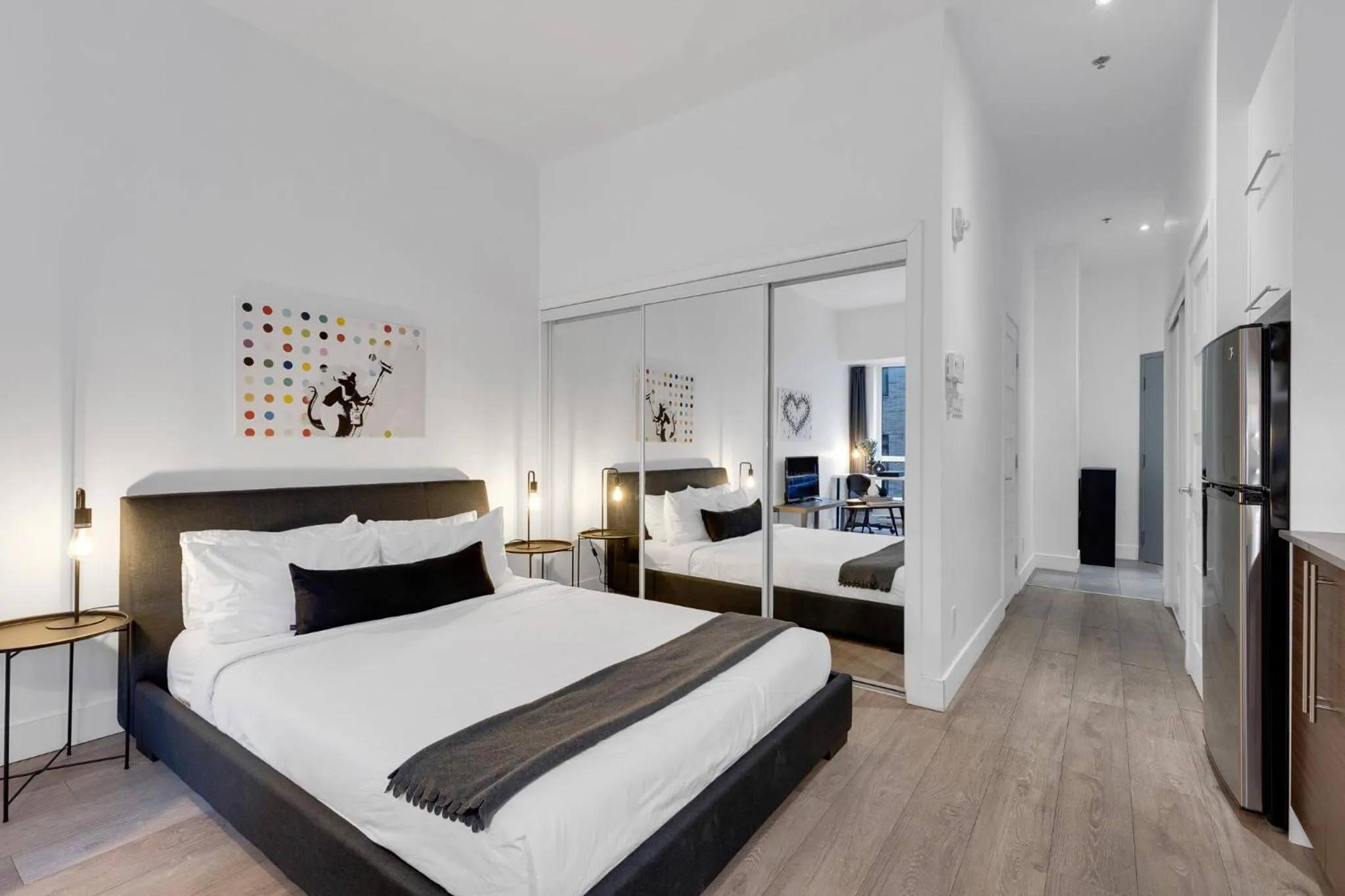 Communal lounge/ TV room, Bed in LiV MTL Downtown