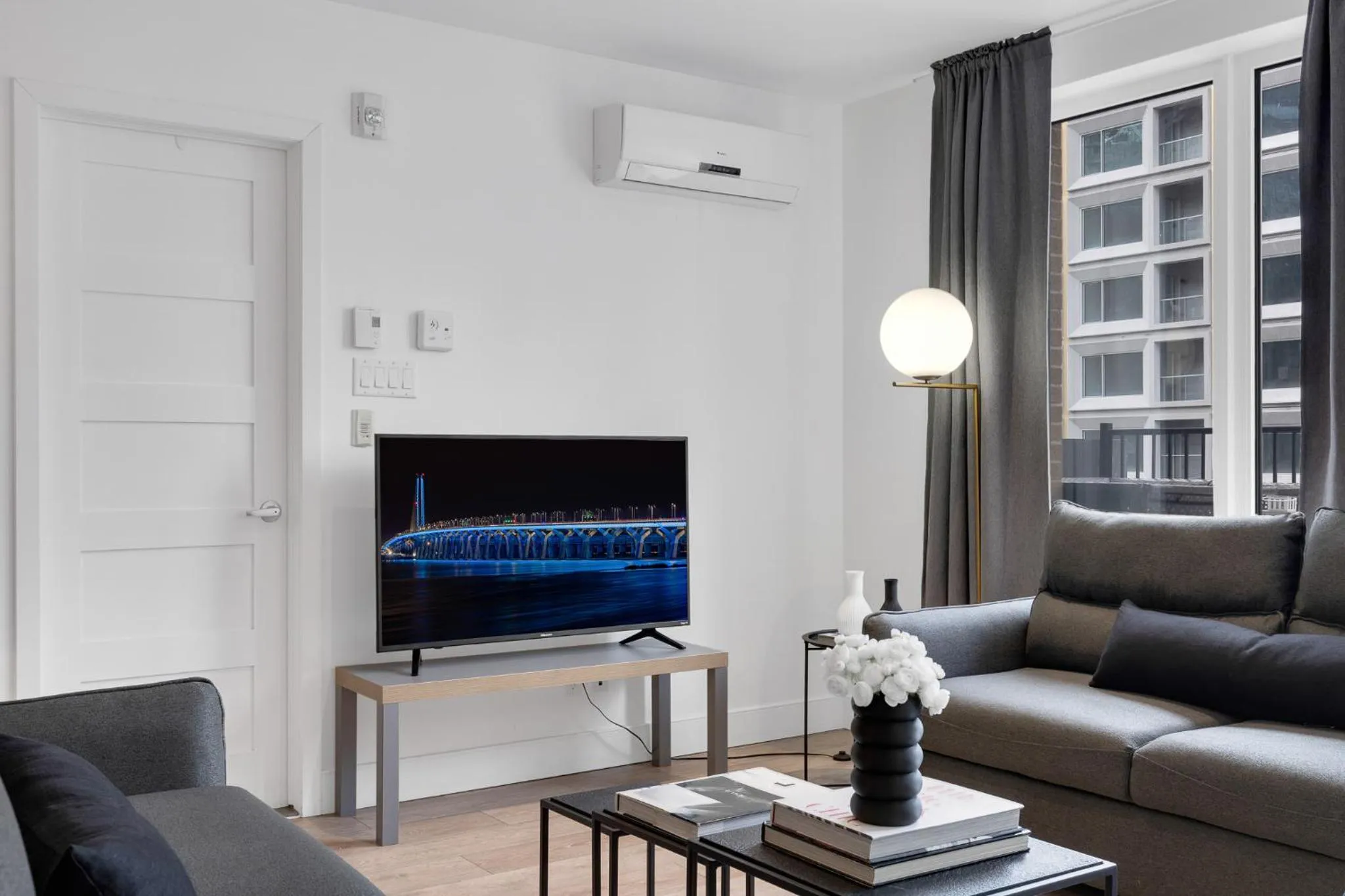 Communal lounge/ TV room in LiV MTL Downtown