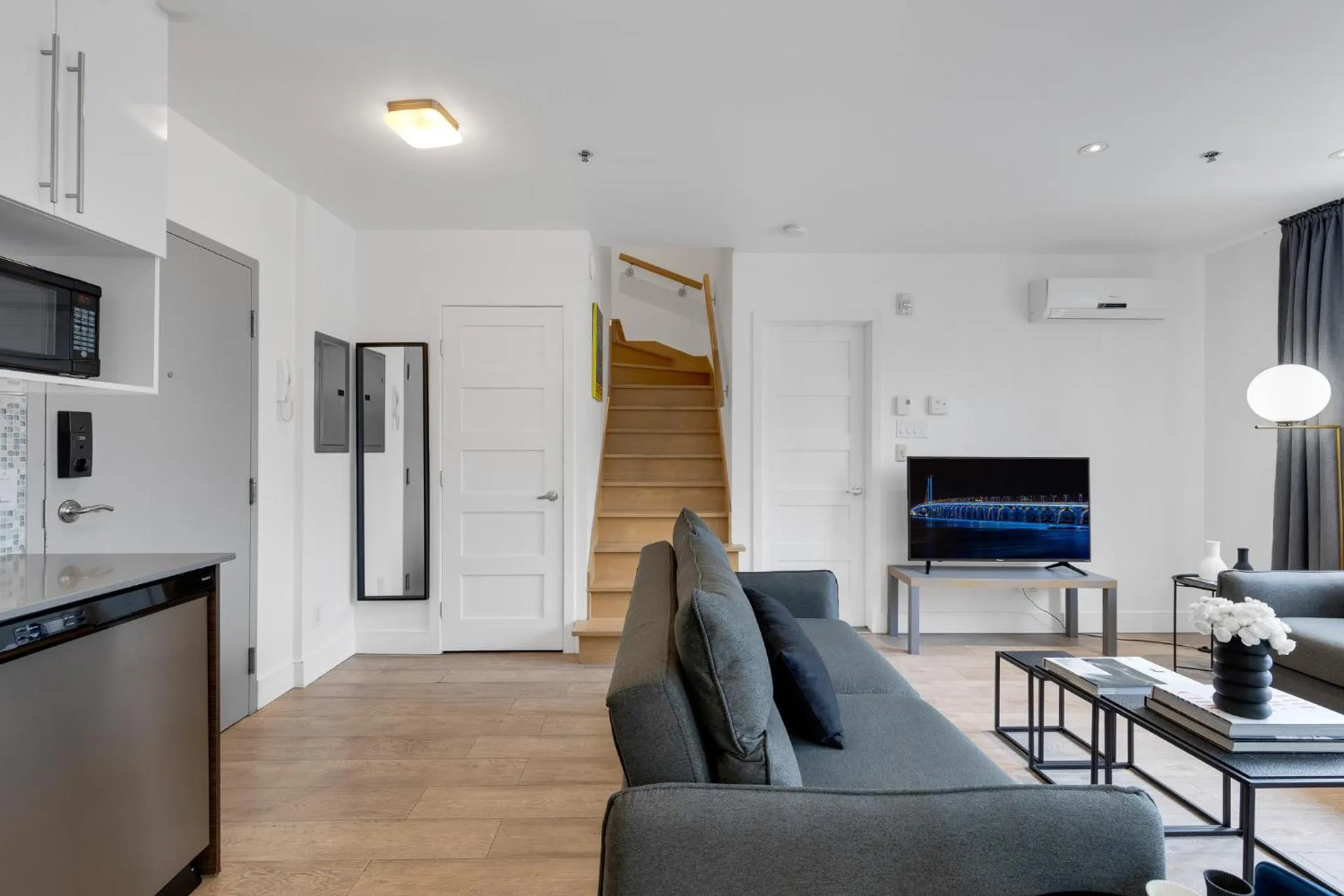 Communal lounge/ TV room in LiV MTL Downtown