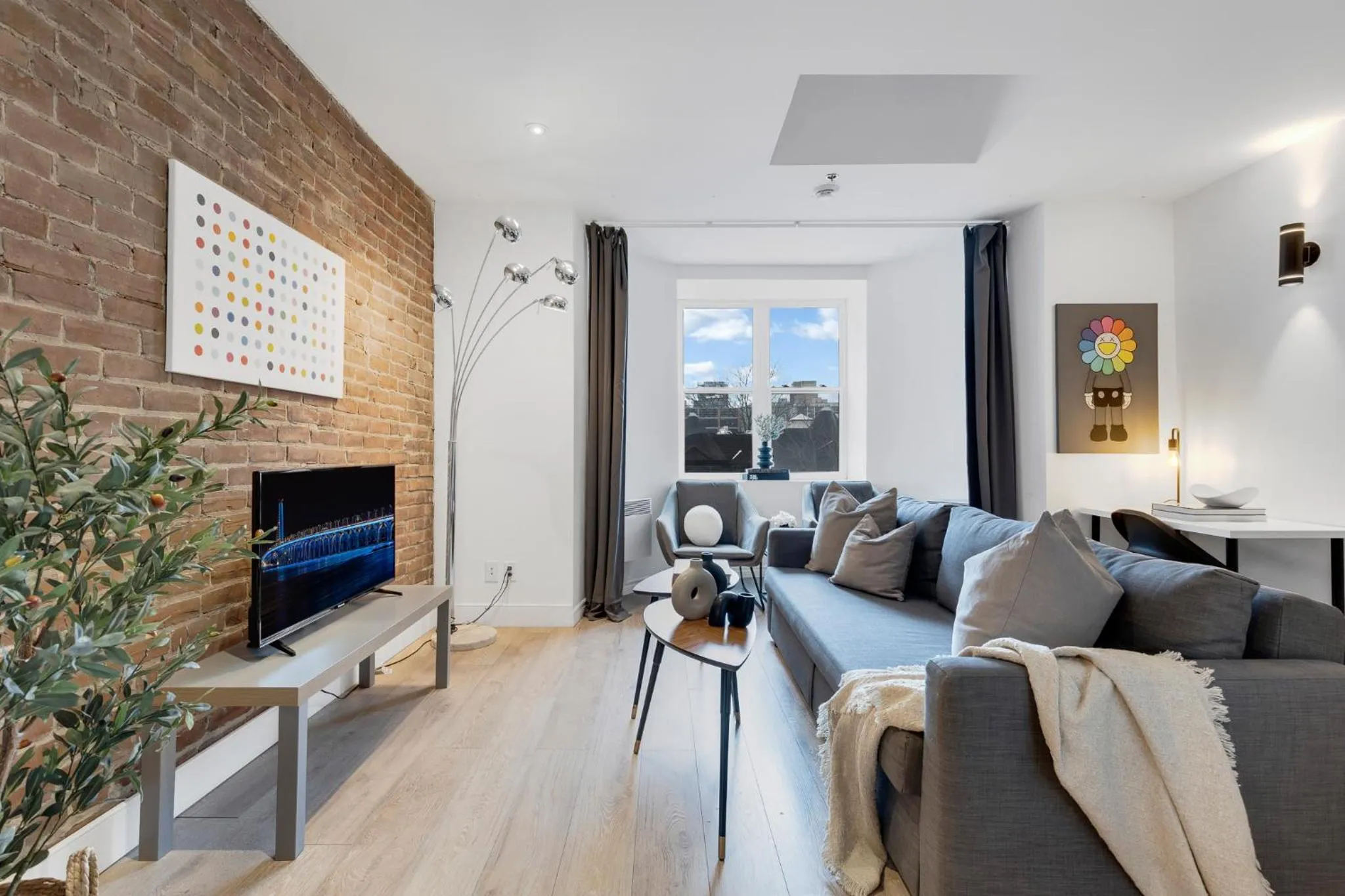 Communal lounge/ TV room in LiV MTL Downtown