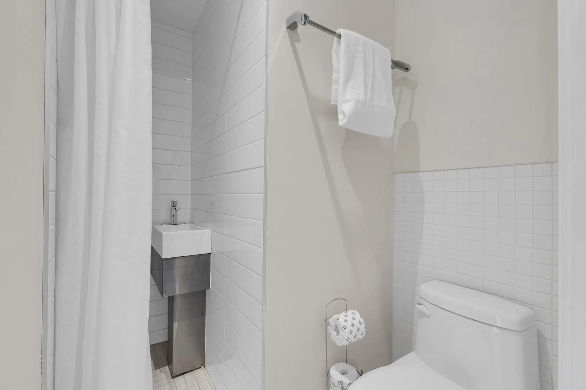 Shower in LiV MTL Downtown