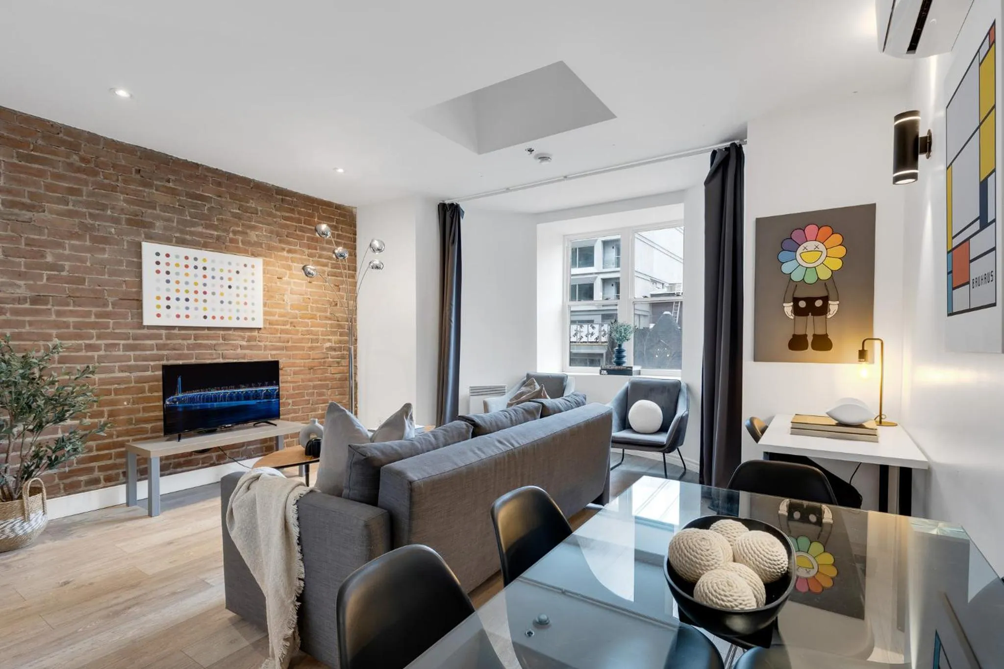 Communal lounge/ TV room in LiV MTL Downtown