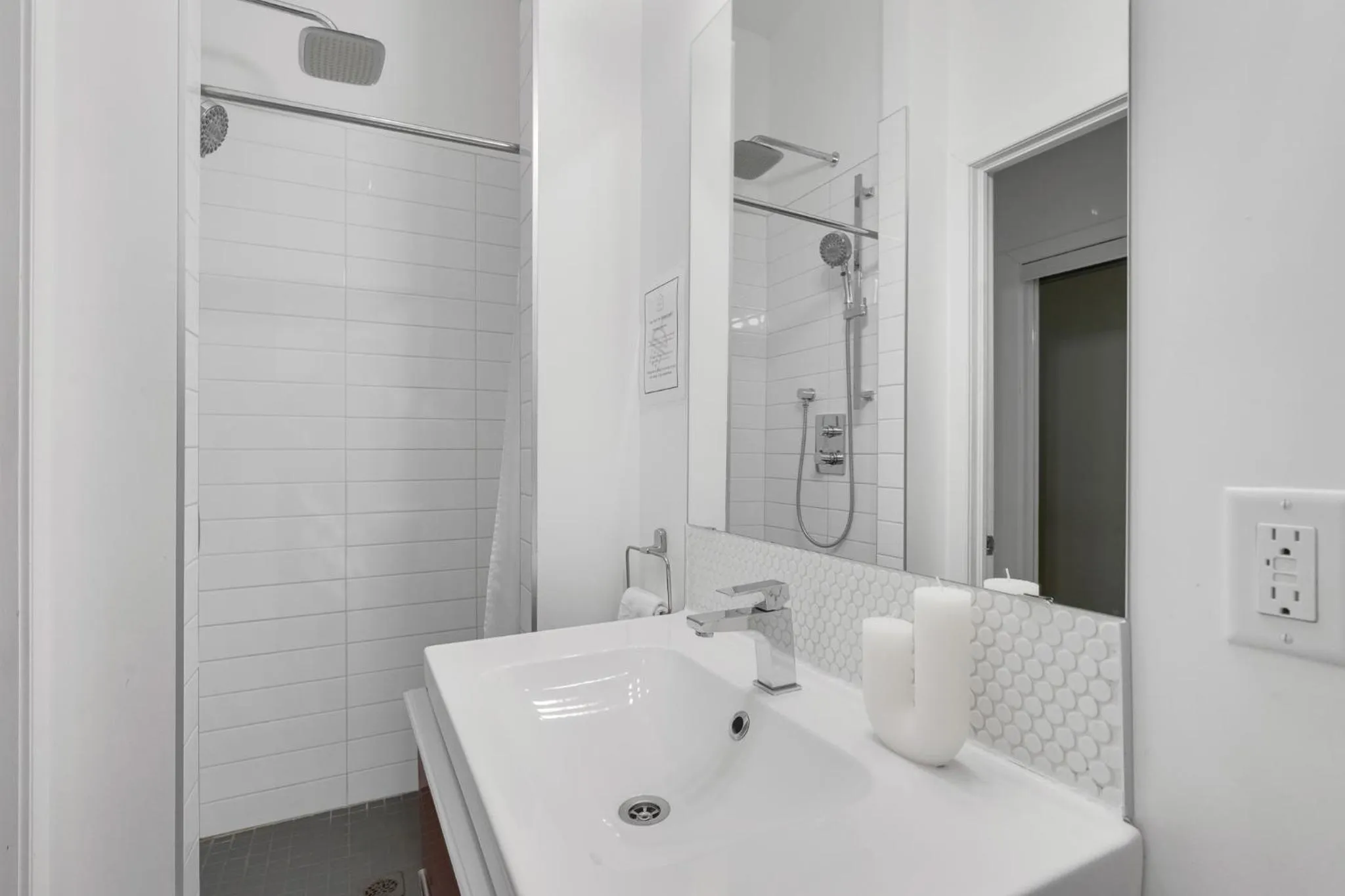 Shower in LiV MTL Downtown