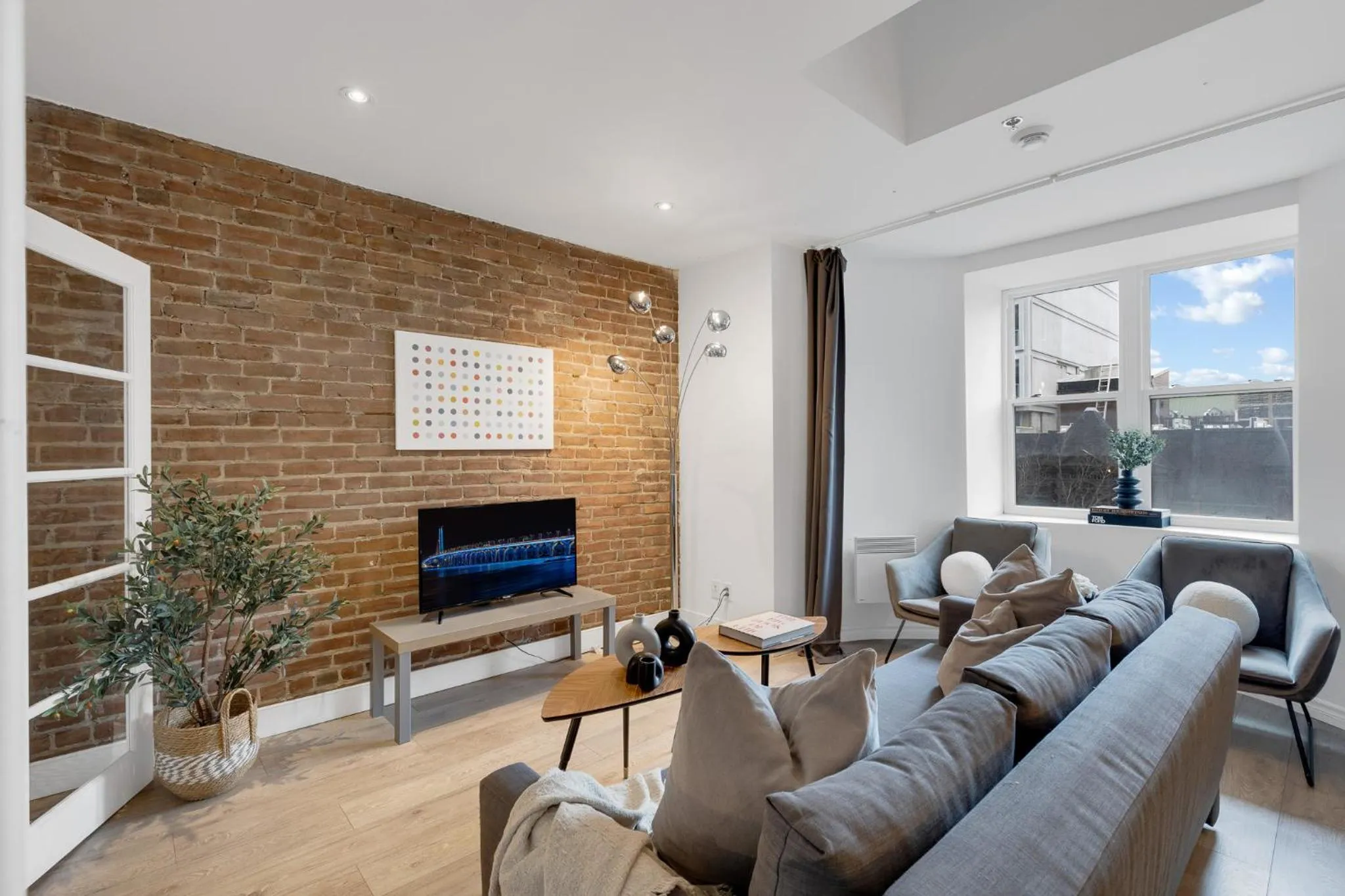 Communal lounge/ TV room in LiV MTL Downtown