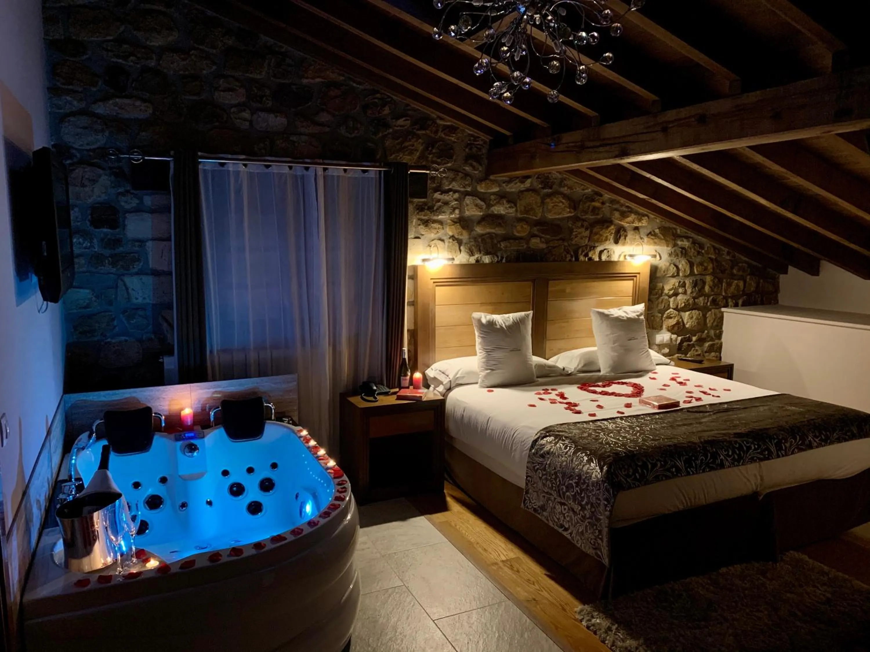 Photo of the whole room, Bed in Akla Hotel Suites Valles Pasiegos