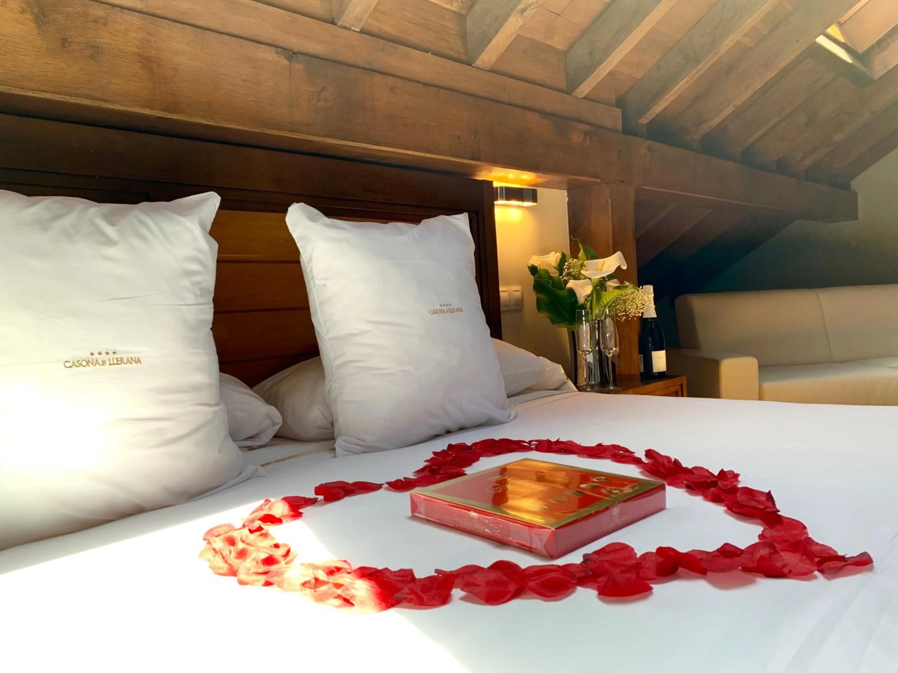 Decorative detail, Bed in Akla Hotel Suites Valles Pasiegos