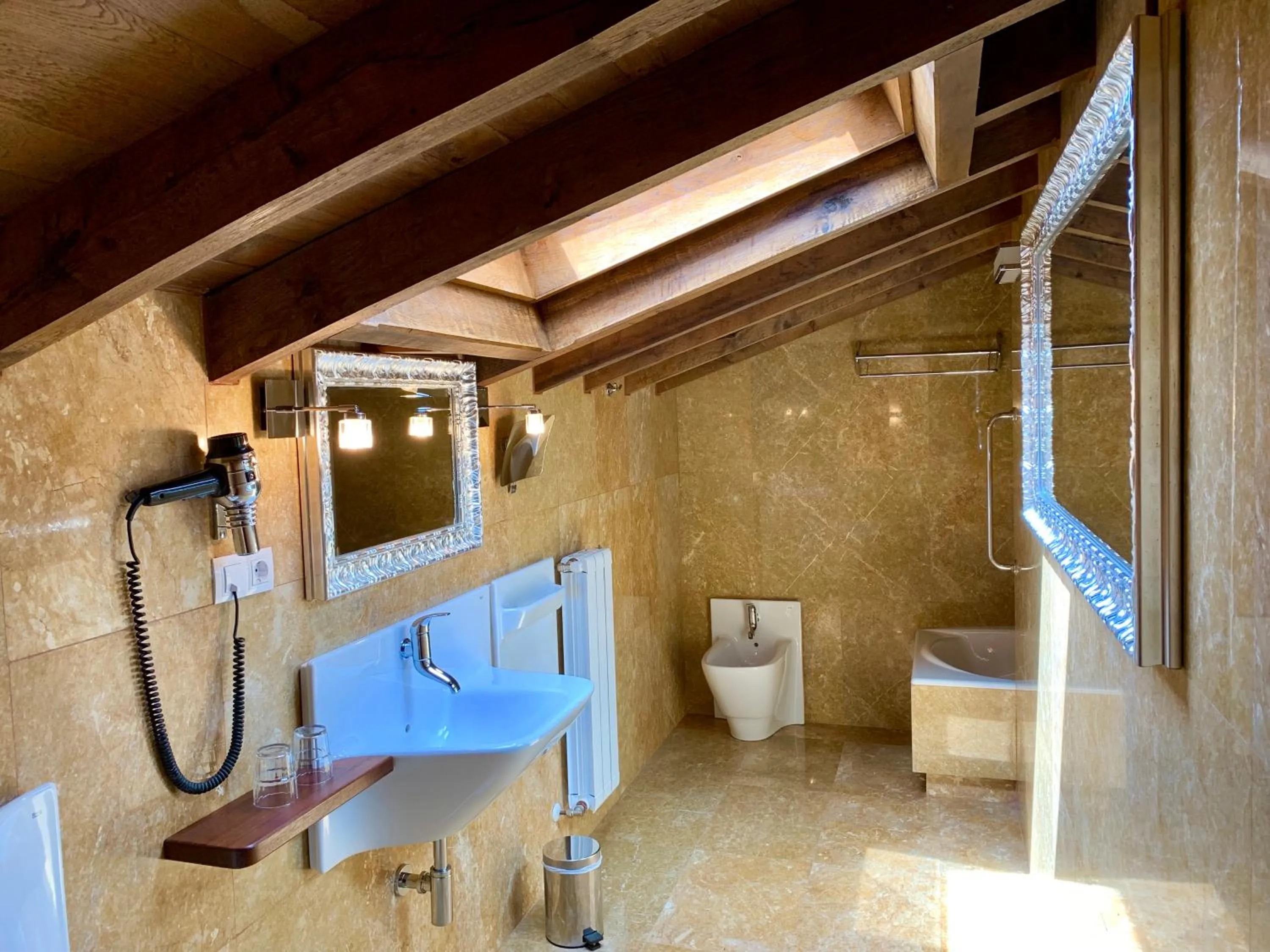 Toilet in Akla Hotel Suites Valles Pasiegos