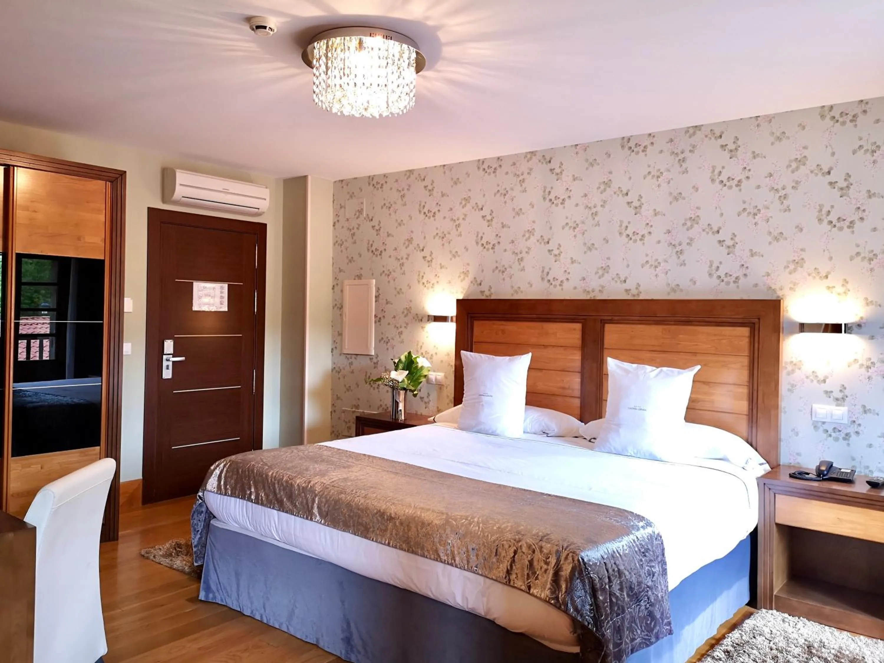 Photo of the whole room, Bed in Akla Hotel Suites Valles Pasiegos