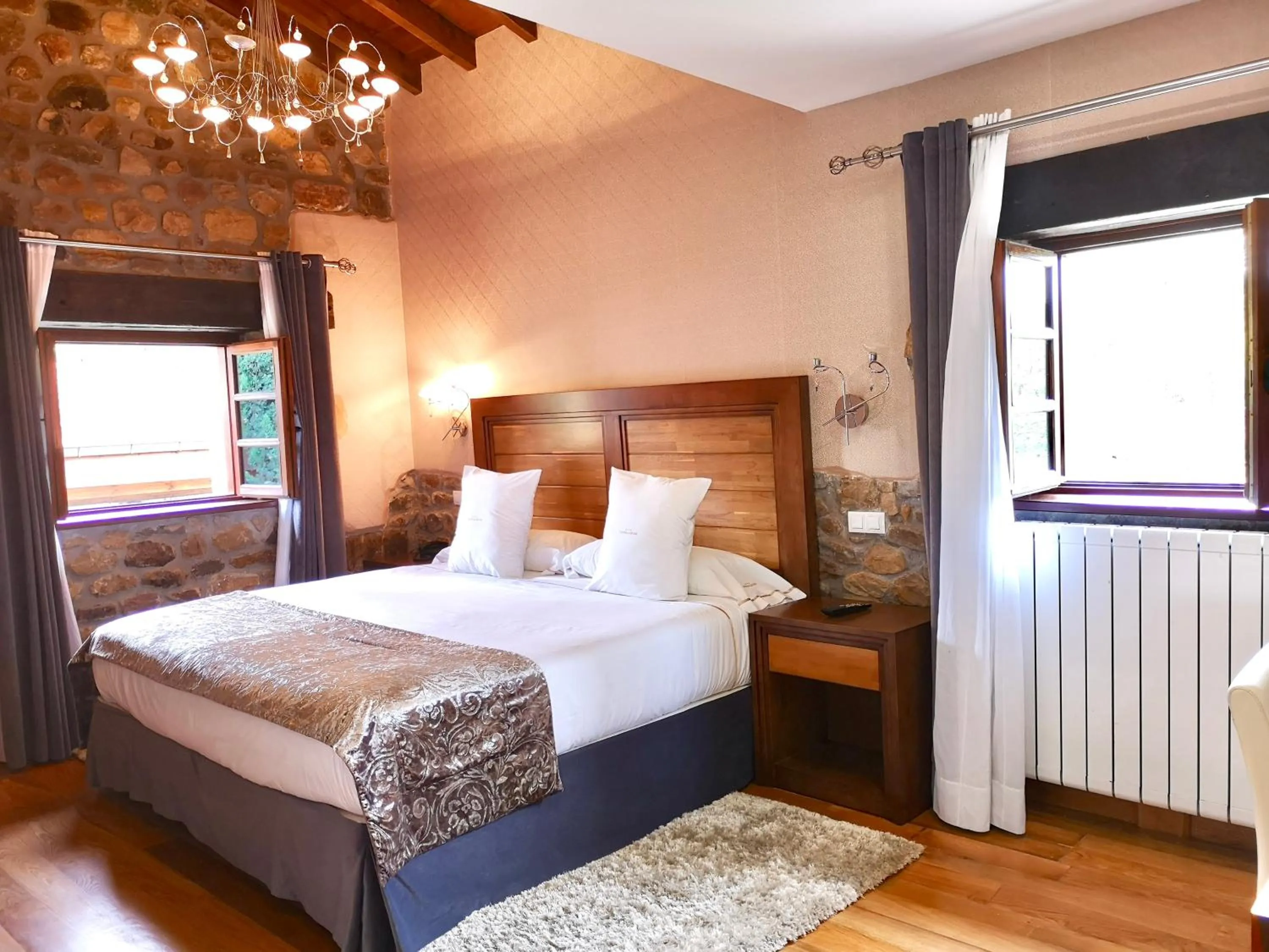 Photo of the whole room, Bed in Akla Hotel Suites Valles Pasiegos