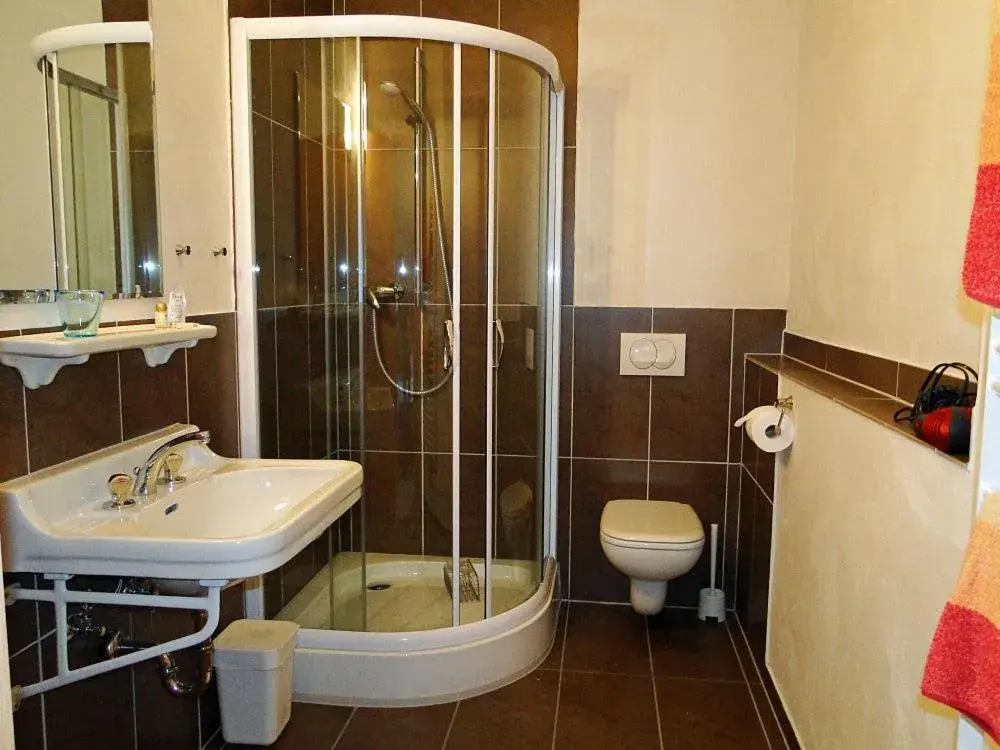 Single Room with Balcony in Hotel Kapelle Bed & Breakfast Single Room with Balcony in Hotel Kapelle Bed & Breakfast