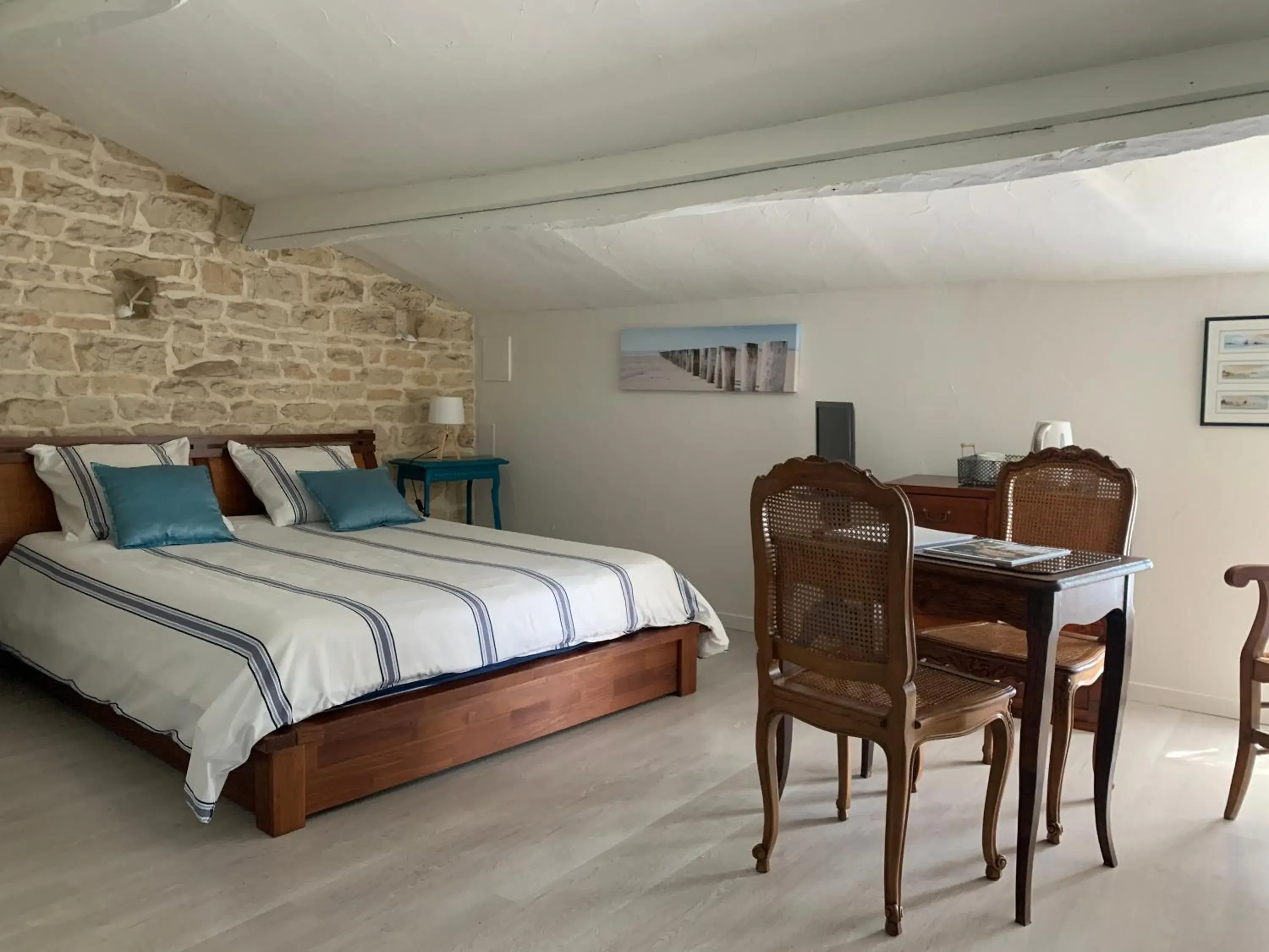 Double Room with Private Bathroom in Maison d'hôtes La Chabanaise - Marais Poitevin Double Room with Private Bathroom in Maison d'hôtes La Chabanaise - Marais Poitevin