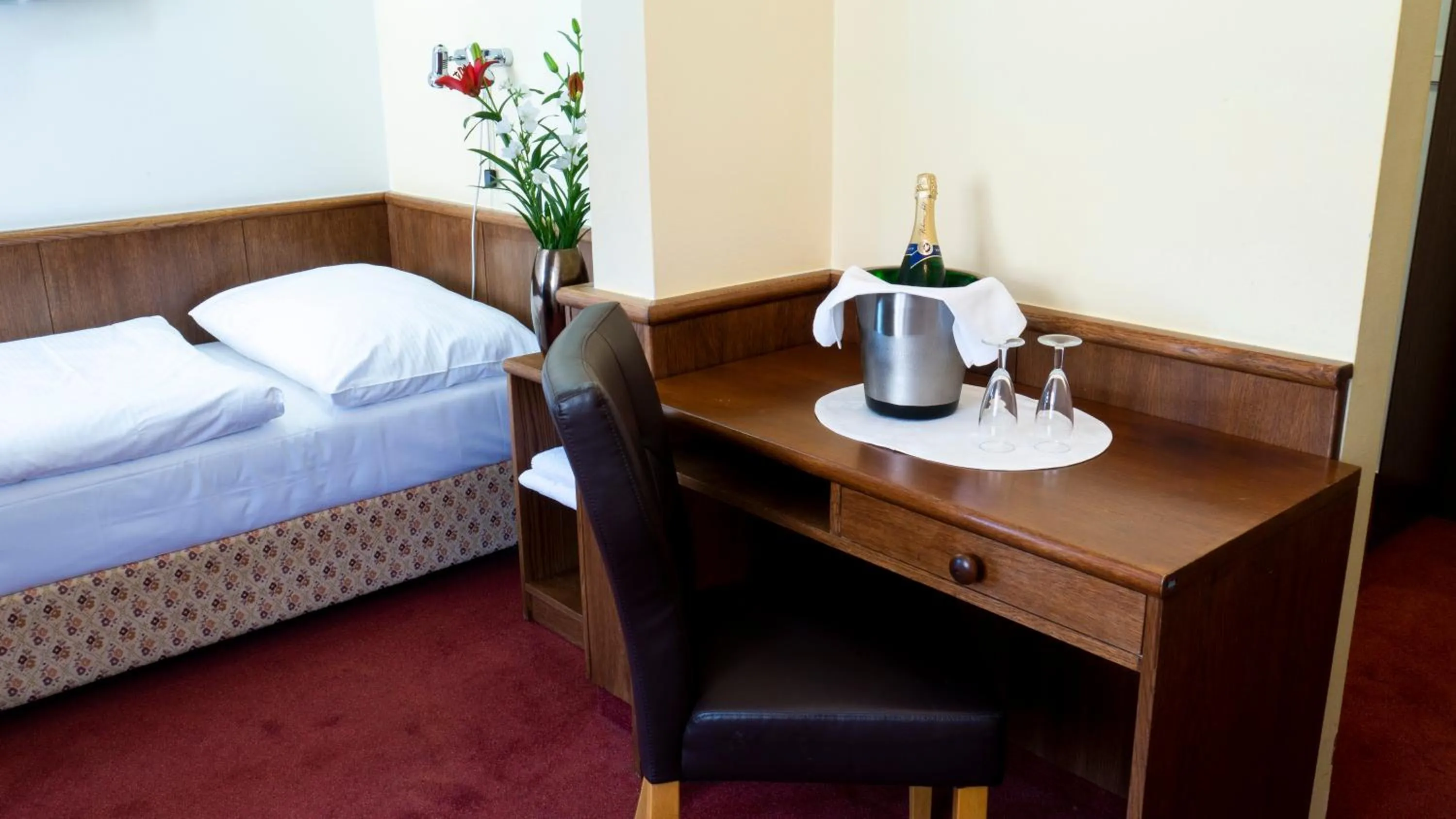 Property building, Bed in Hotel Floret