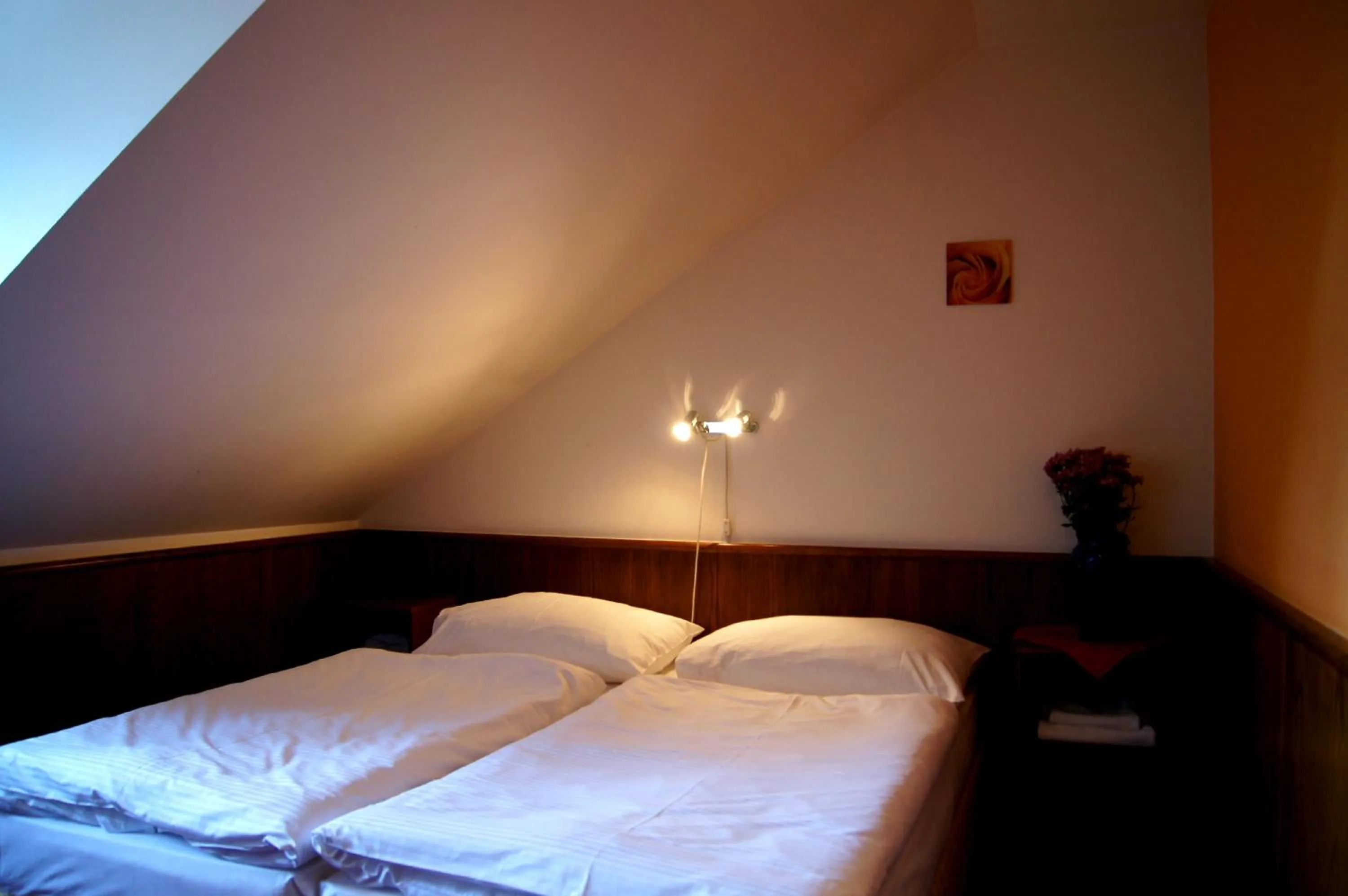 Property building, Bed in Hotel Floret