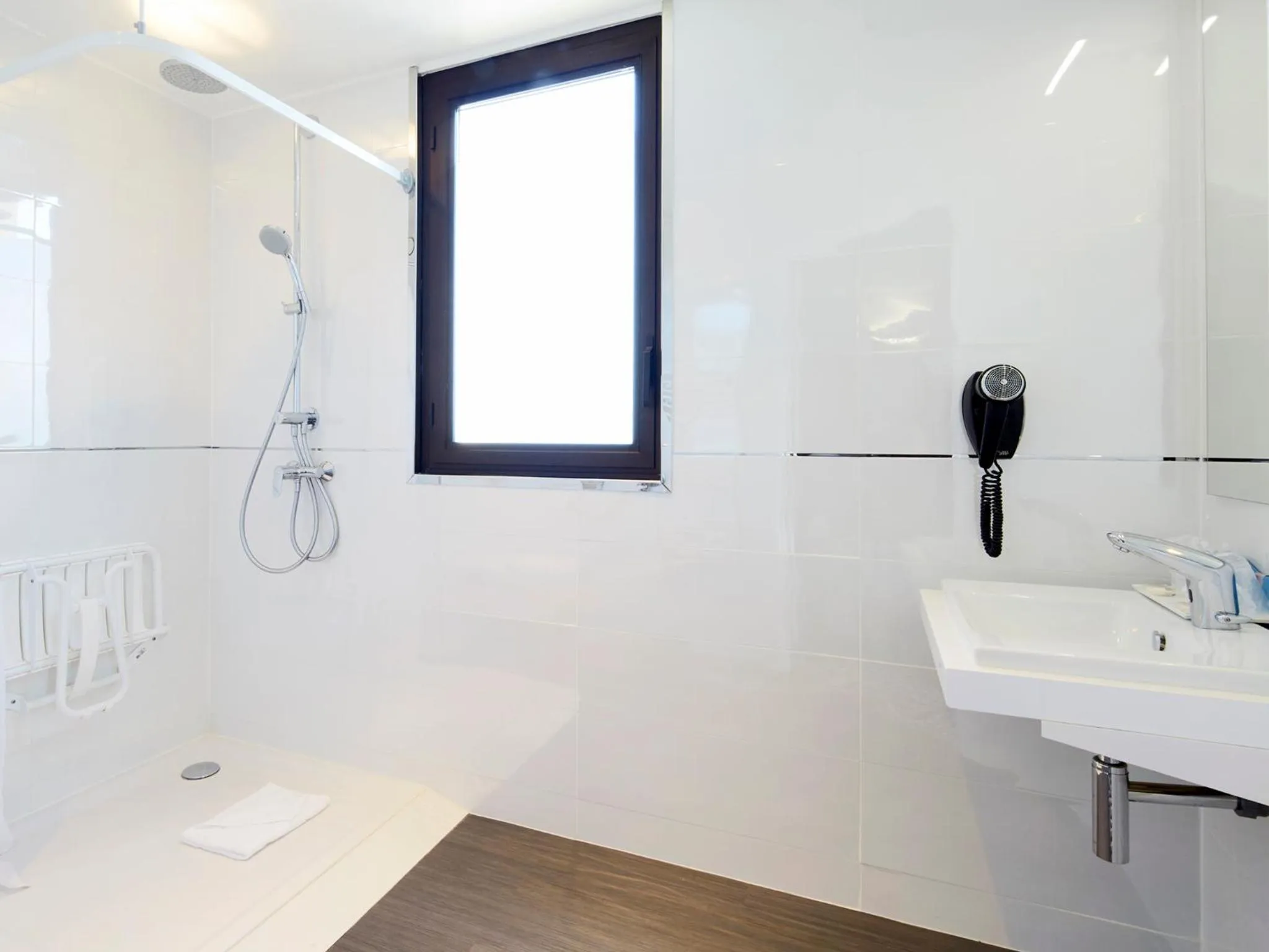 Shower in Kyriad Paris Ouest - Bezons La Défense