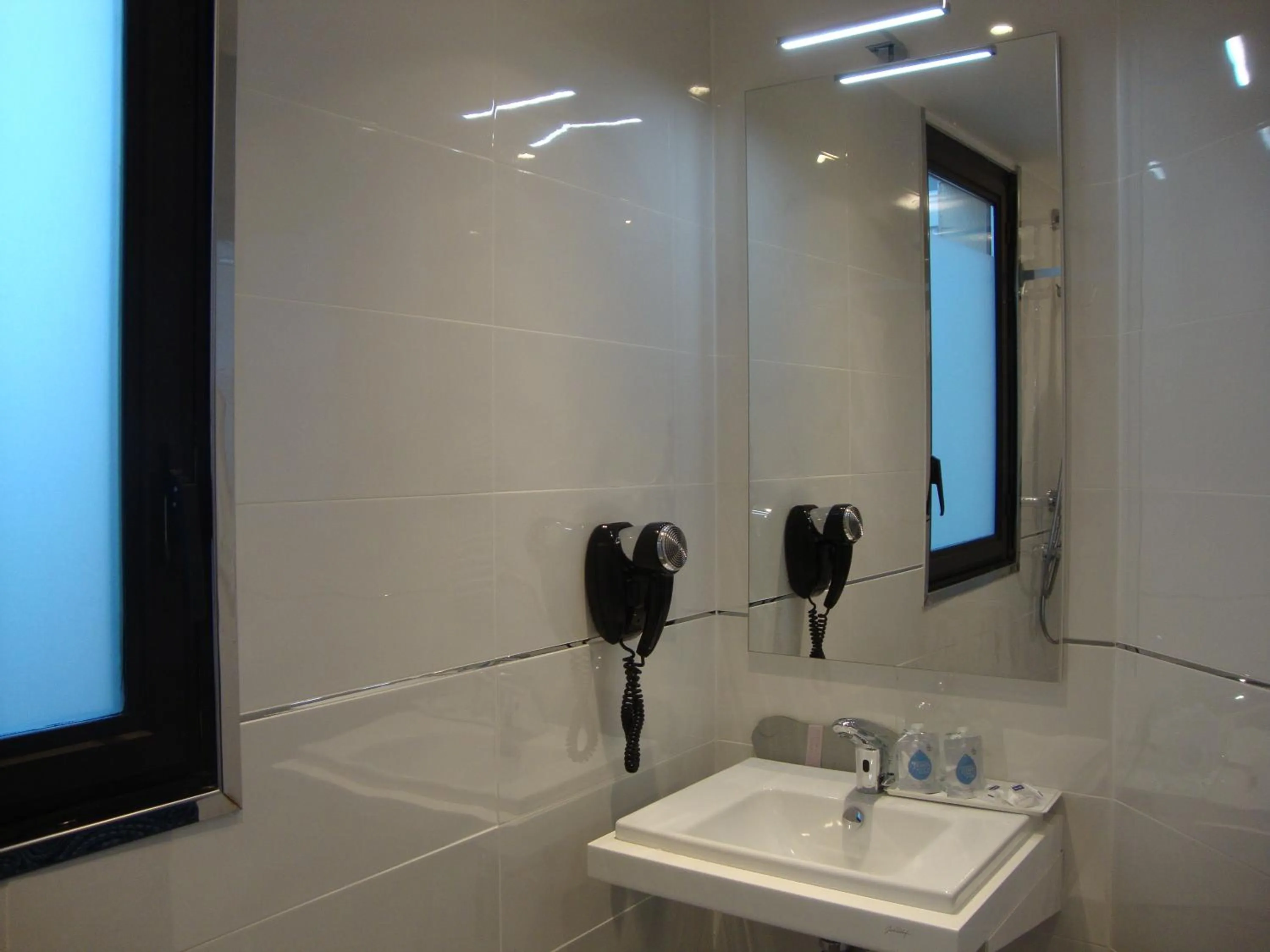 Bathroom in Kyriad Paris Ouest - Bezons La Défense