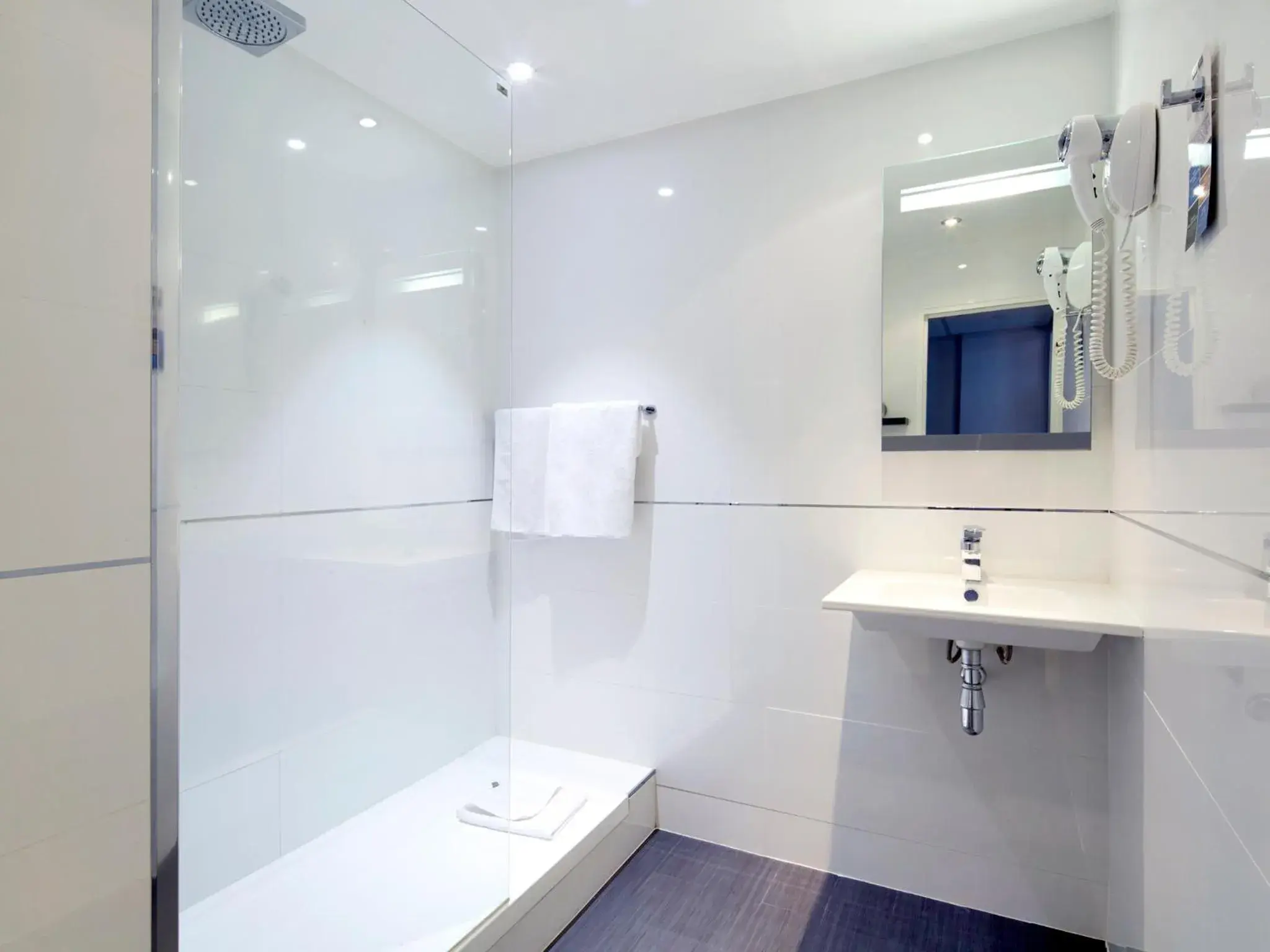 Superior Triple Room in Kyriad Paris Ouest - Bezons La Défense Superior Triple Room in Kyriad Paris Ouest - Bezons La Défense