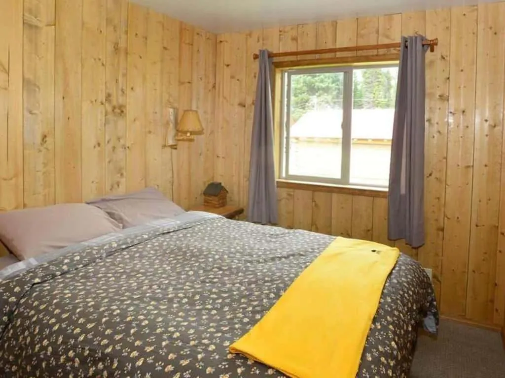 Bed in Silver Gate Lodging