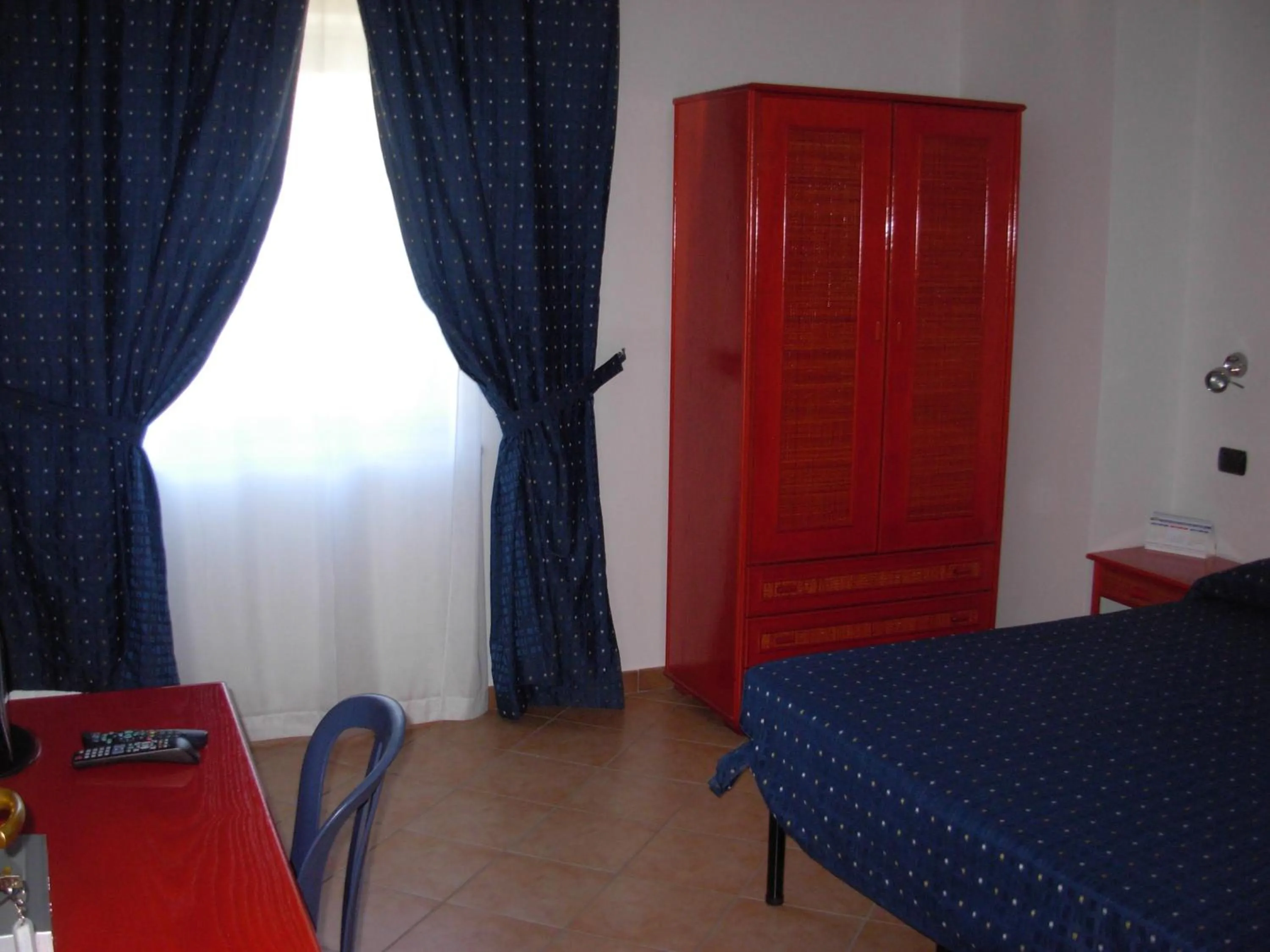 Bedroom, Bed in Beach Hotel