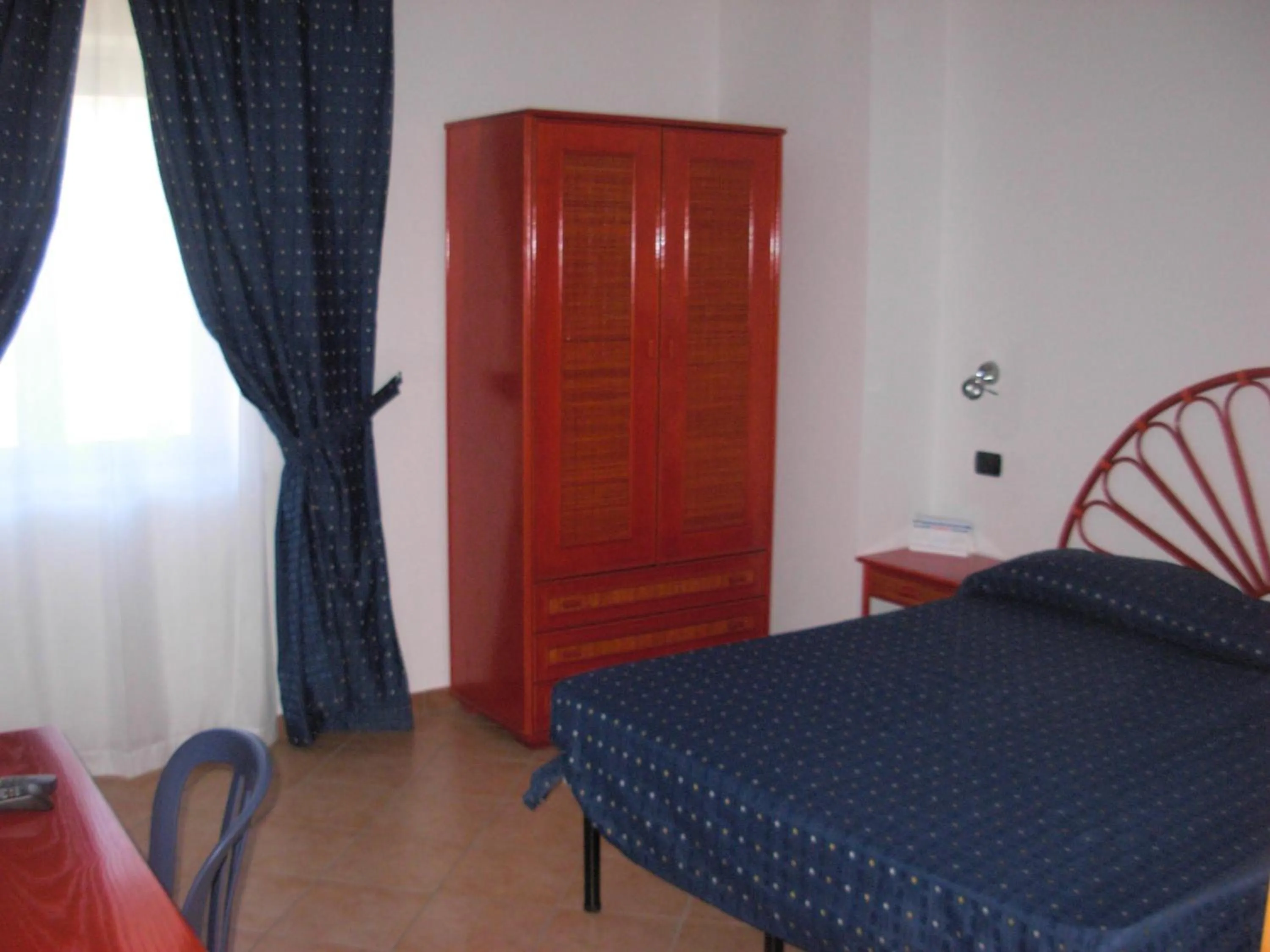 Bedroom, Bed in Beach Hotel