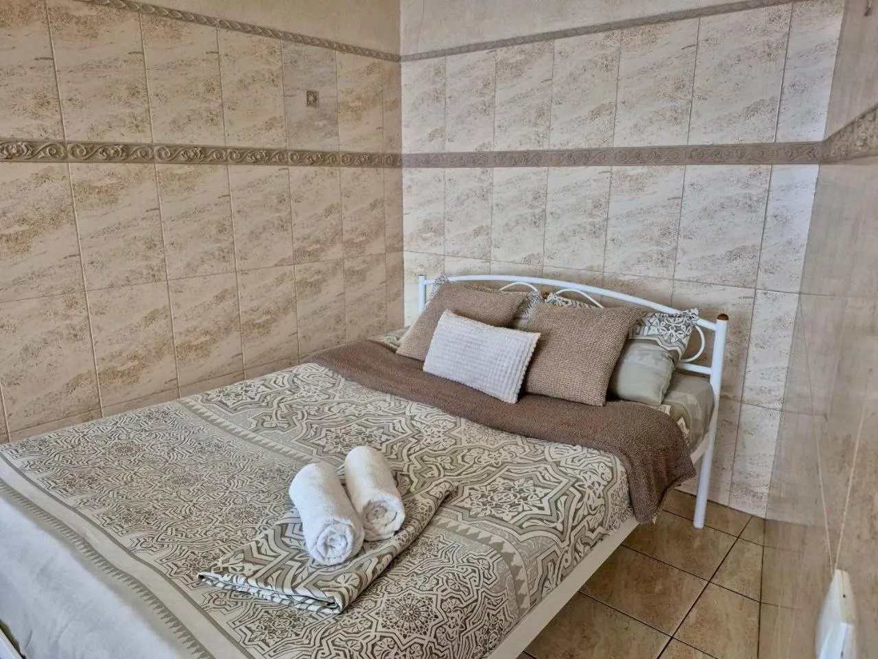towels, Bed in Pechersk House