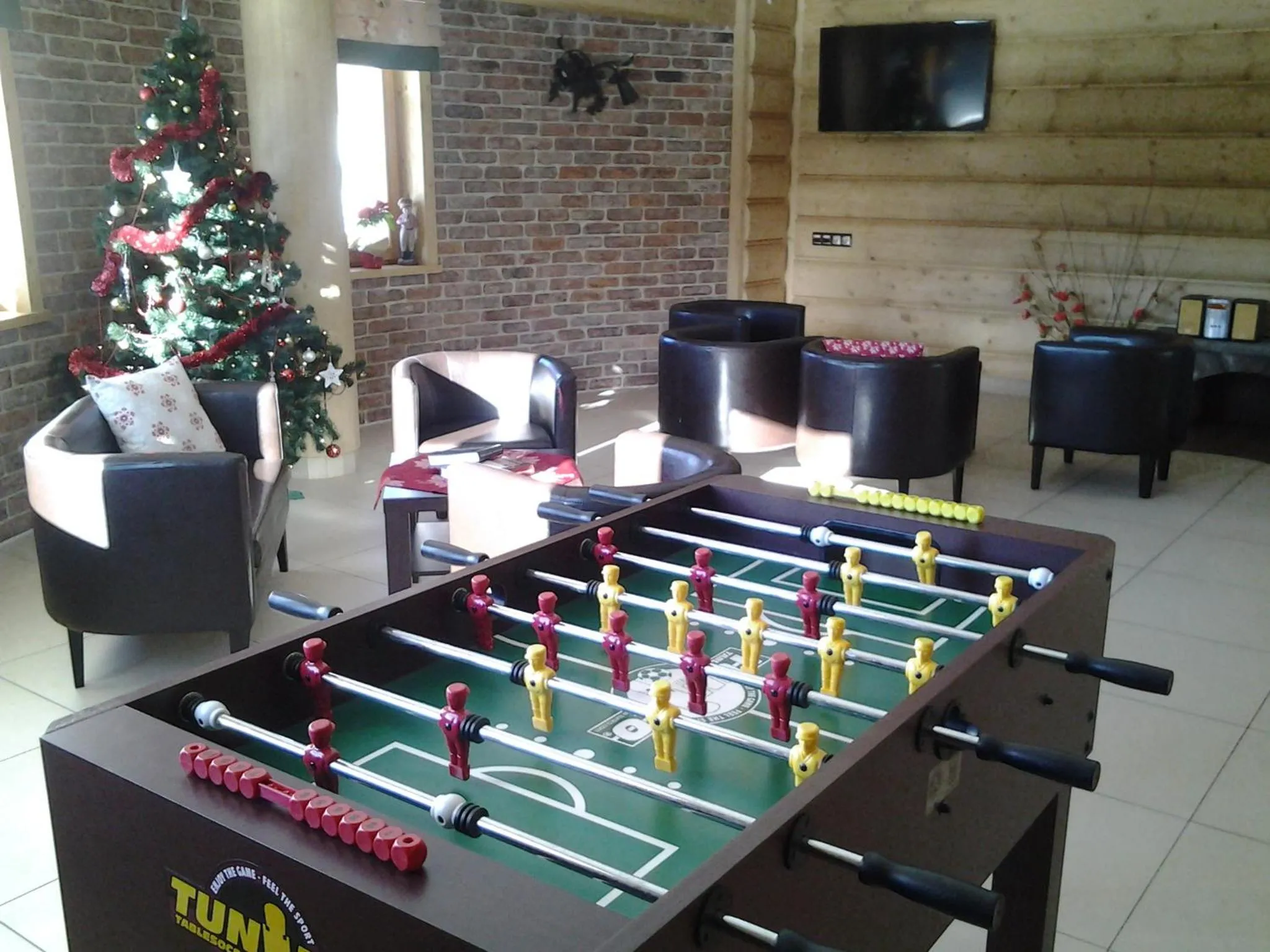 Communal lounge/ TV room in Jedla Miejsce Gościnne