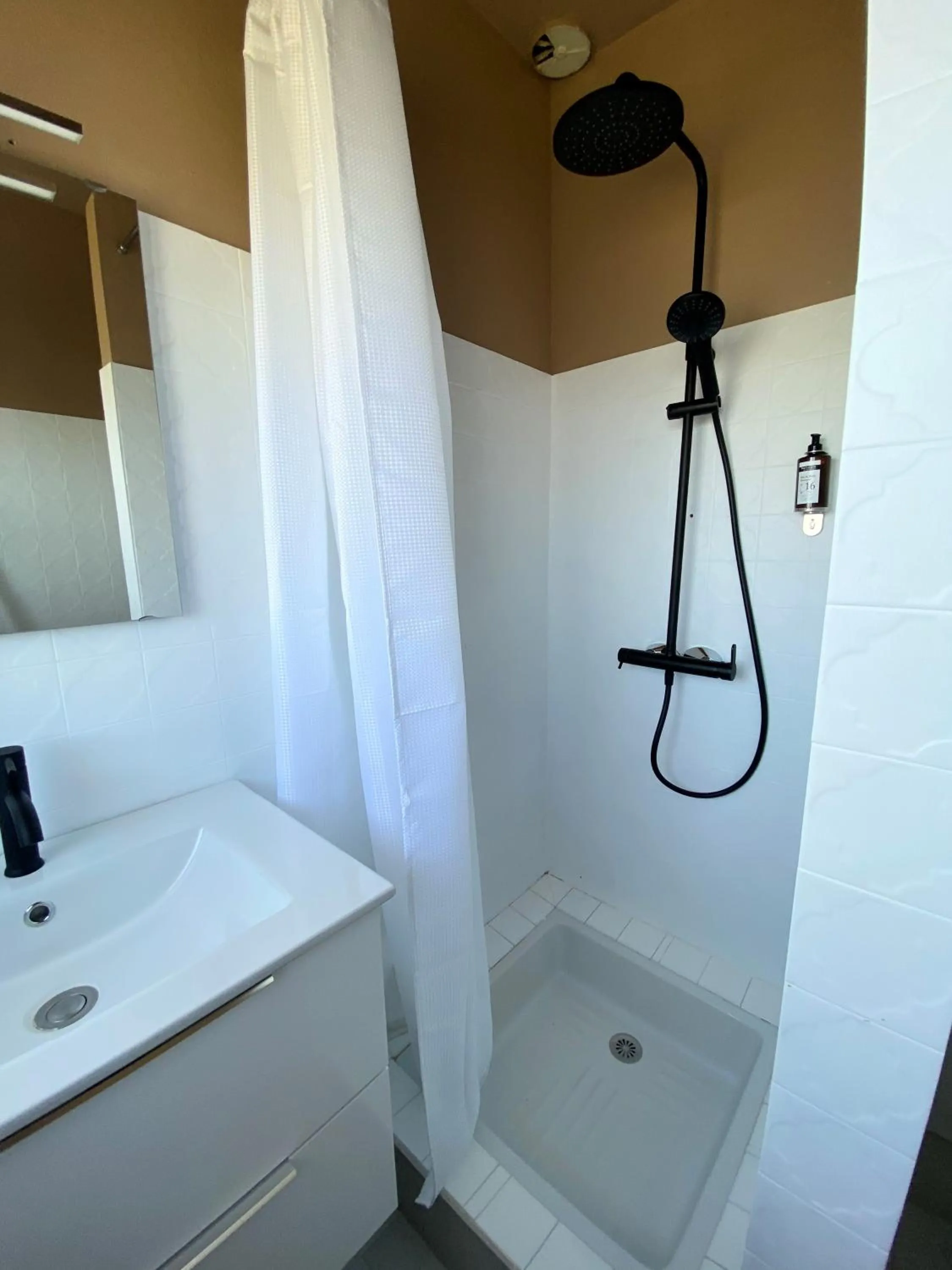 Shower in Hôtel La Maison des Dunes