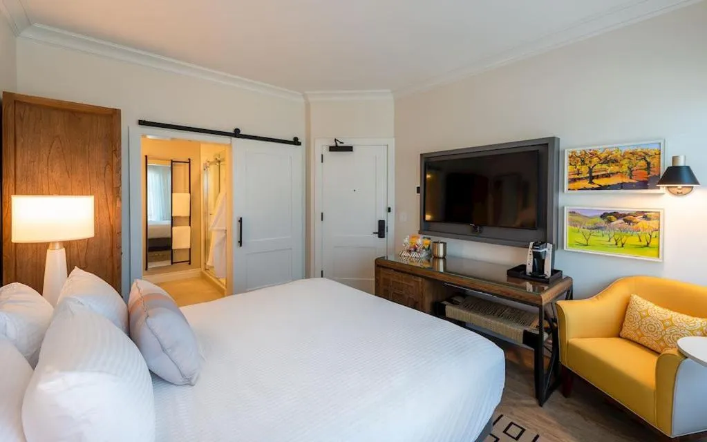 Bedroom, Bed in Hotel E