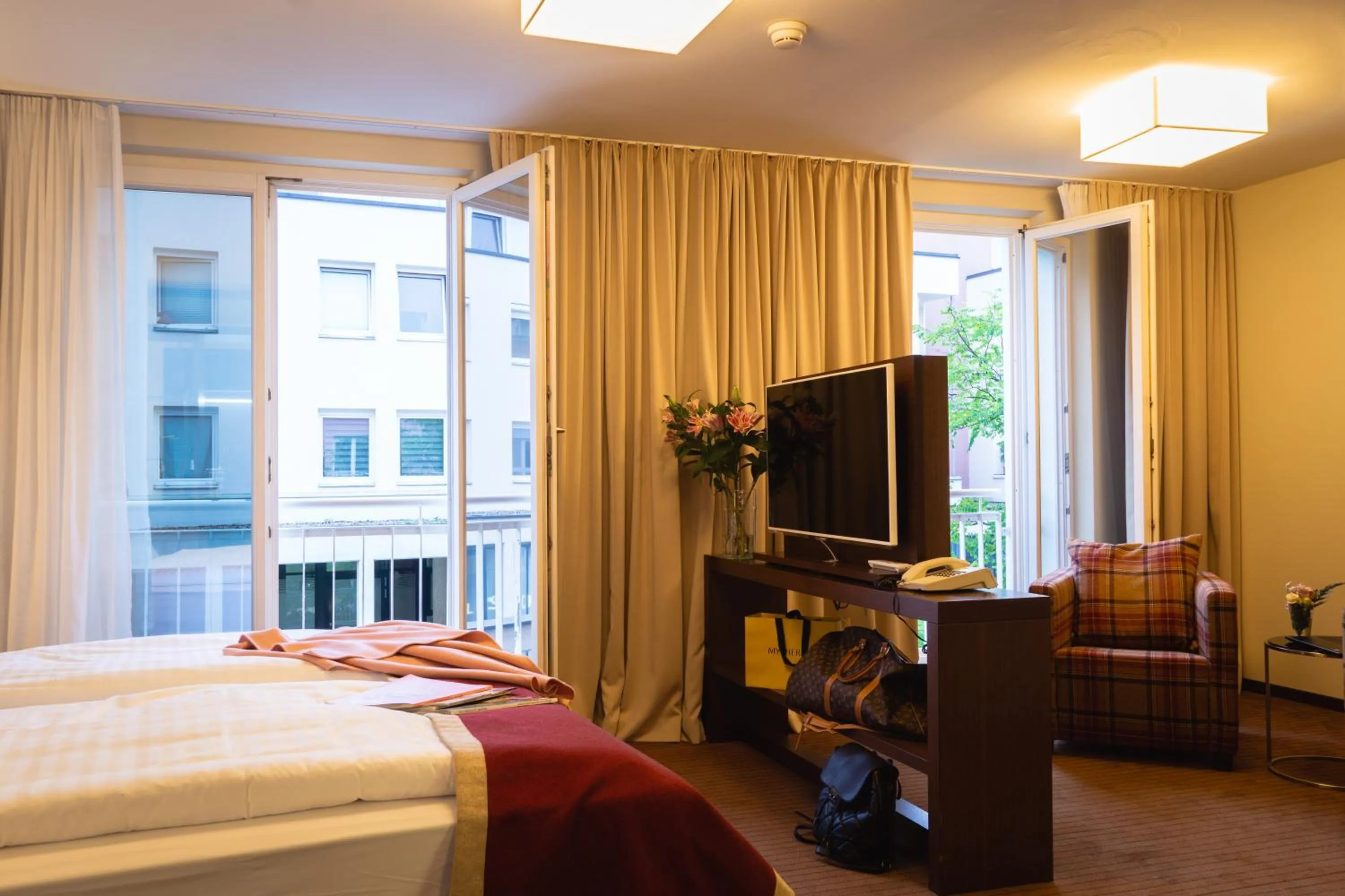 Shower, Bed in Hotel Stadt Kufstein