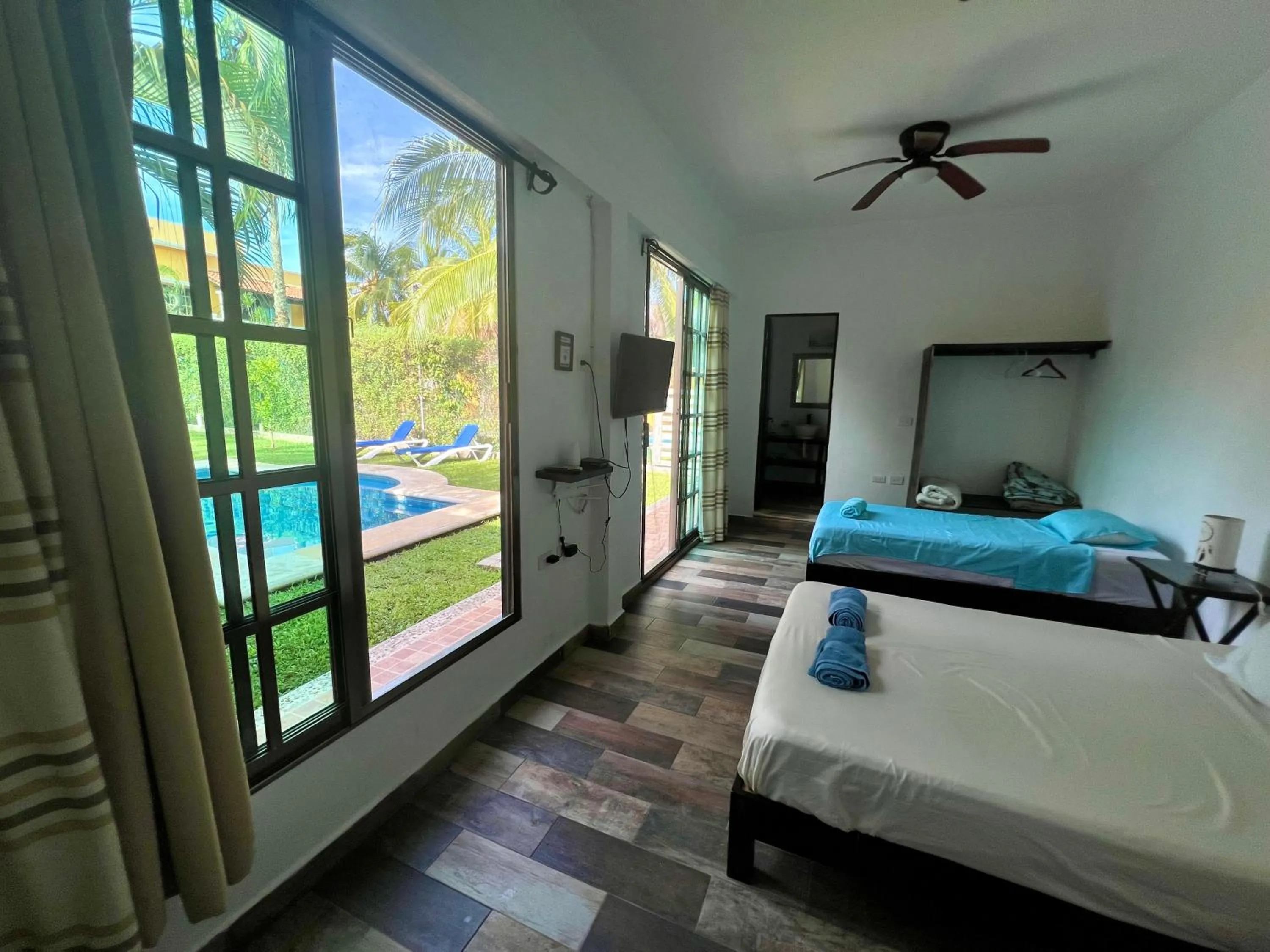 Photo of the whole room, Bed in Cancun-Soho