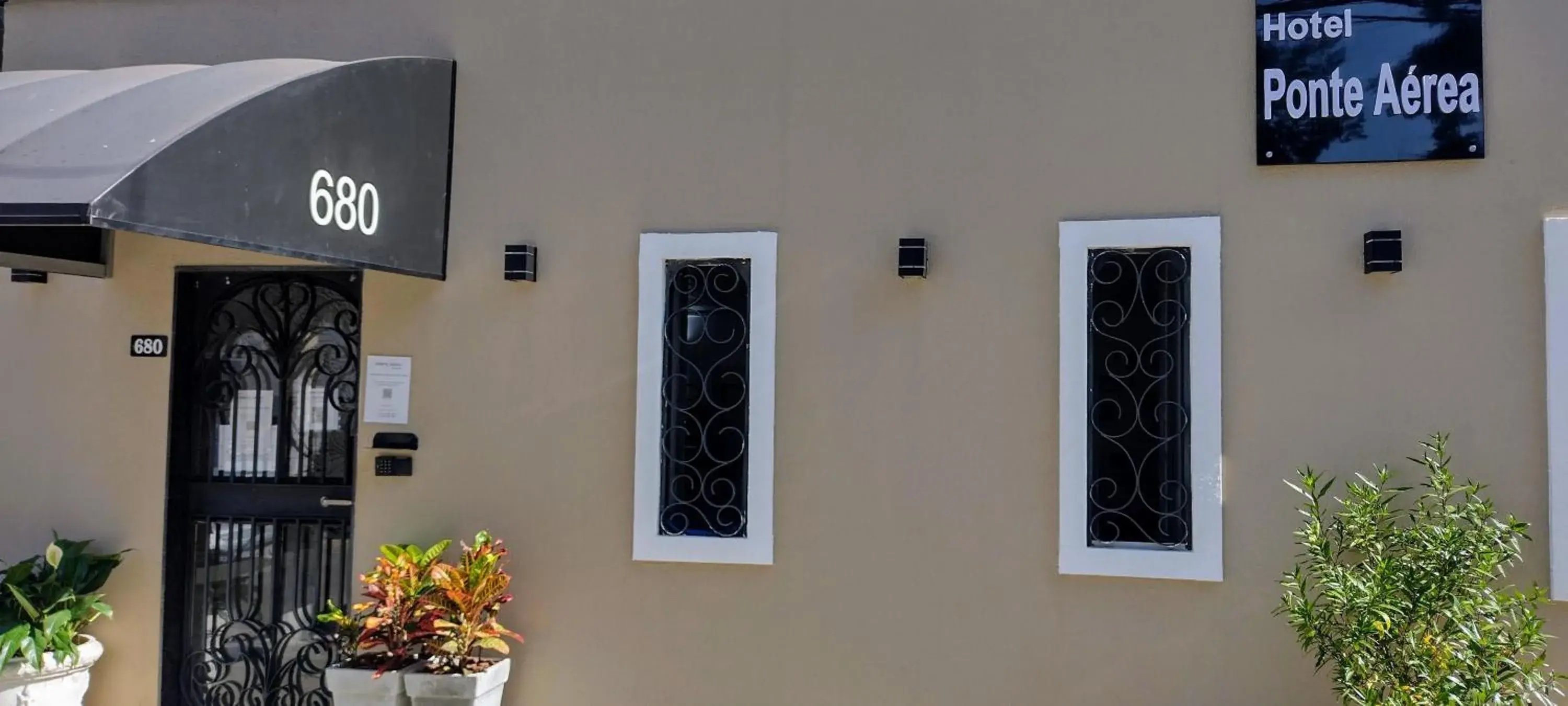 Property building in Hotel Ponte Aérea - Aeroporto de Congonhas Property building in Hotel Ponte Aérea - Aeroporto de Congonhas