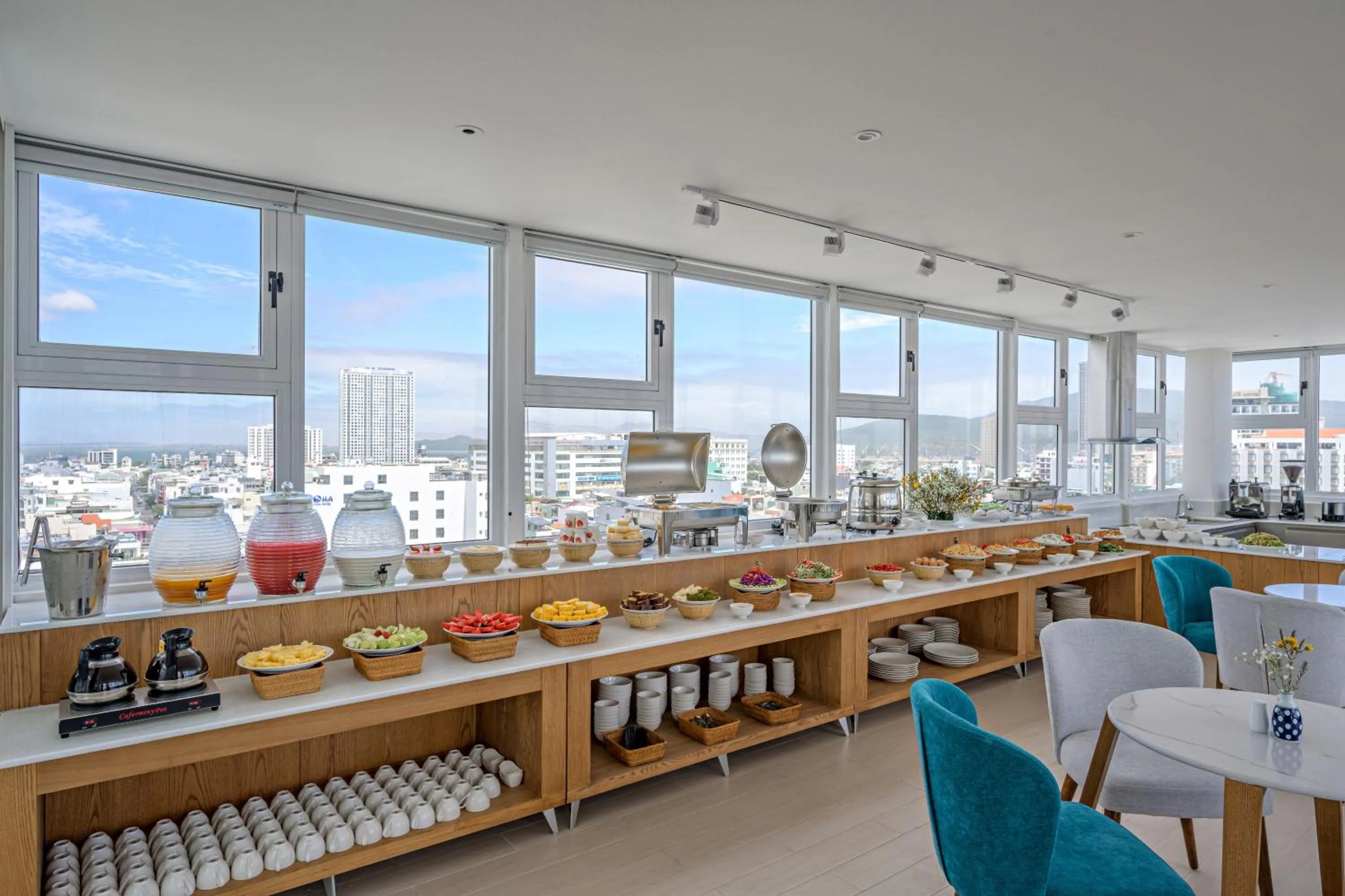 Restaurant/places to eat in Delight Hotel