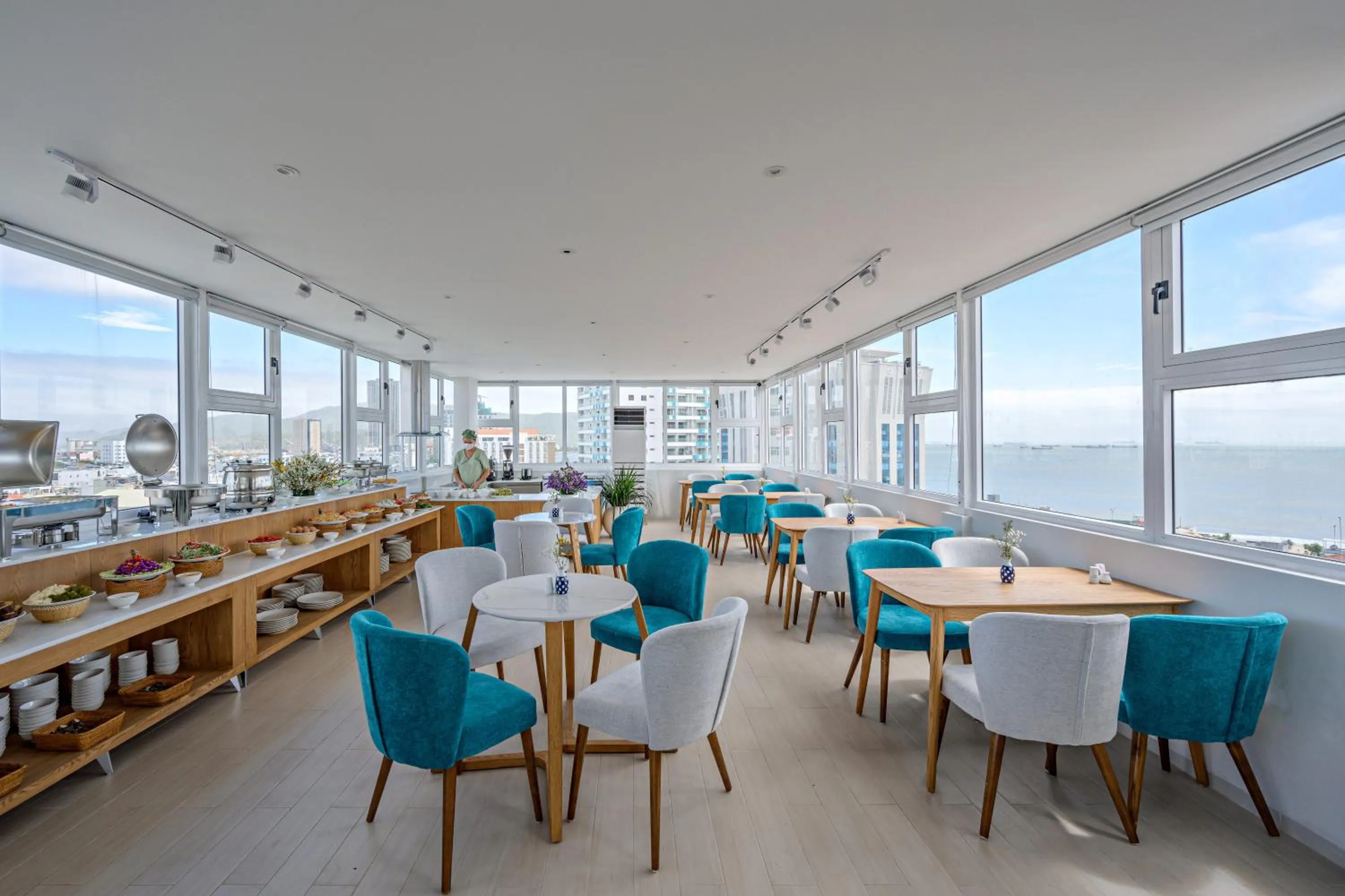 Restaurant/places to eat in Delight Hotel