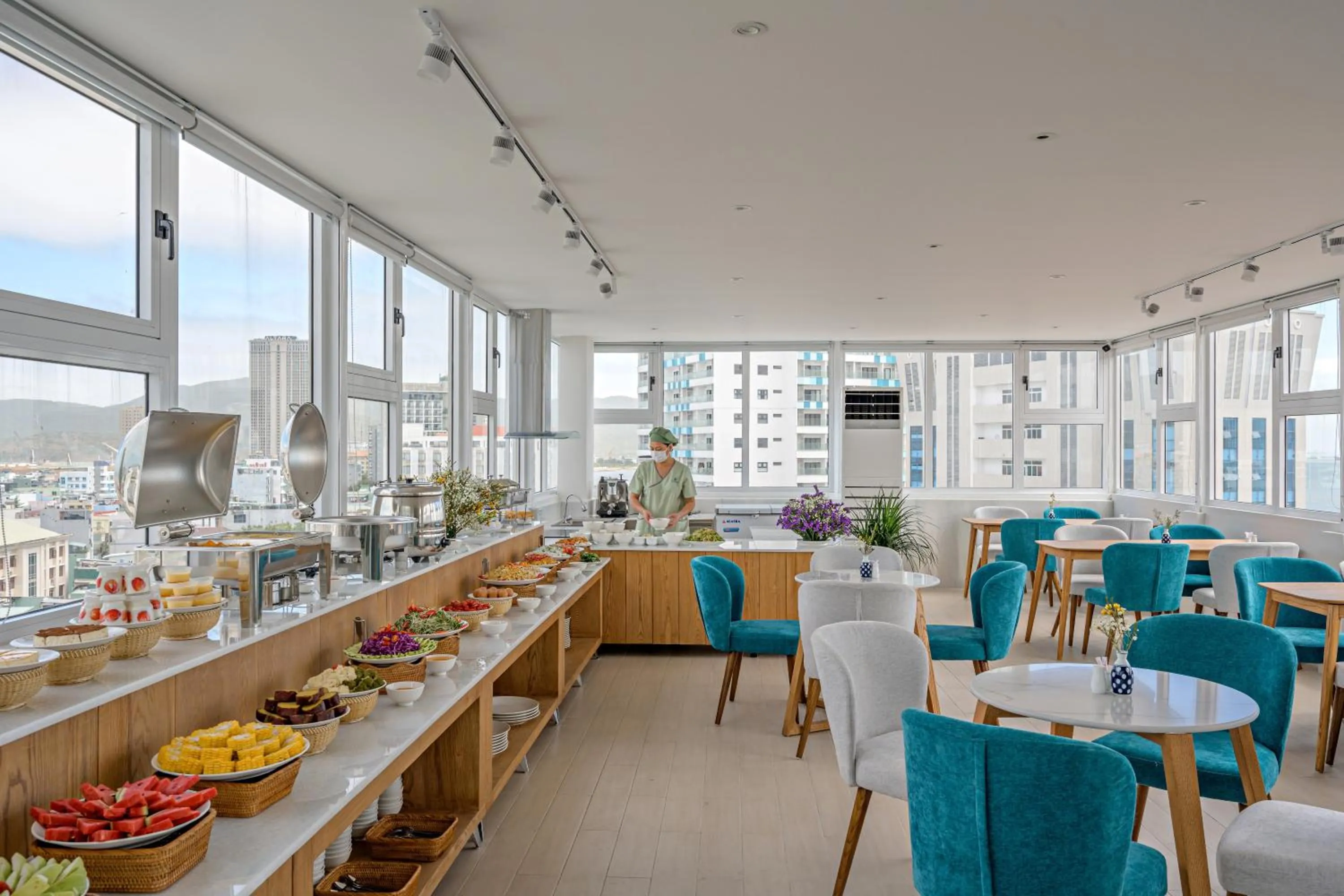 Restaurant/places to eat in Delight Hotel